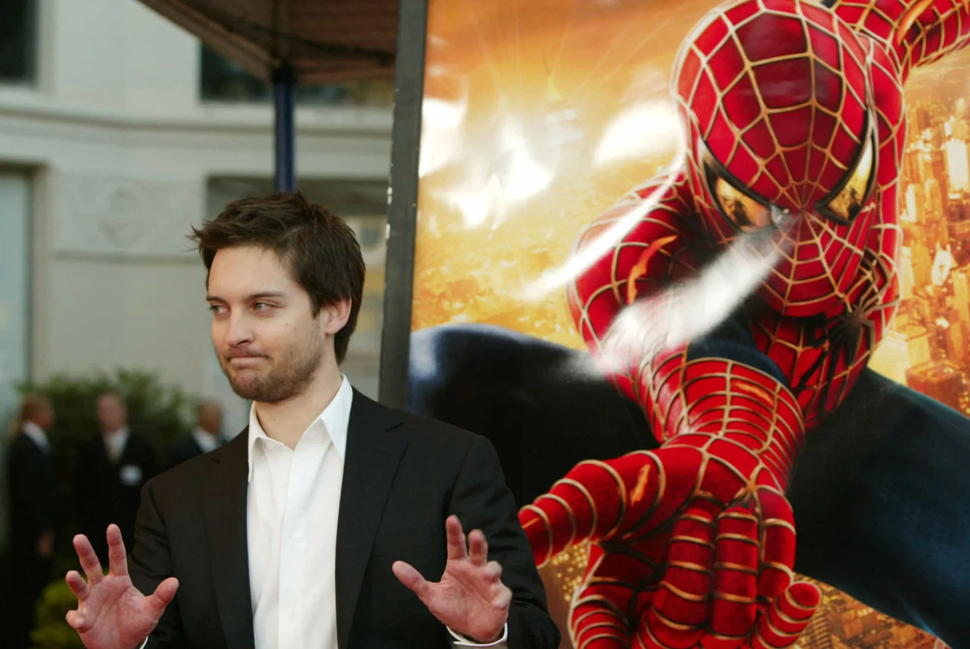 Tobey Maguire como Homem-Aranha, olhando para a cidade de Nova York.