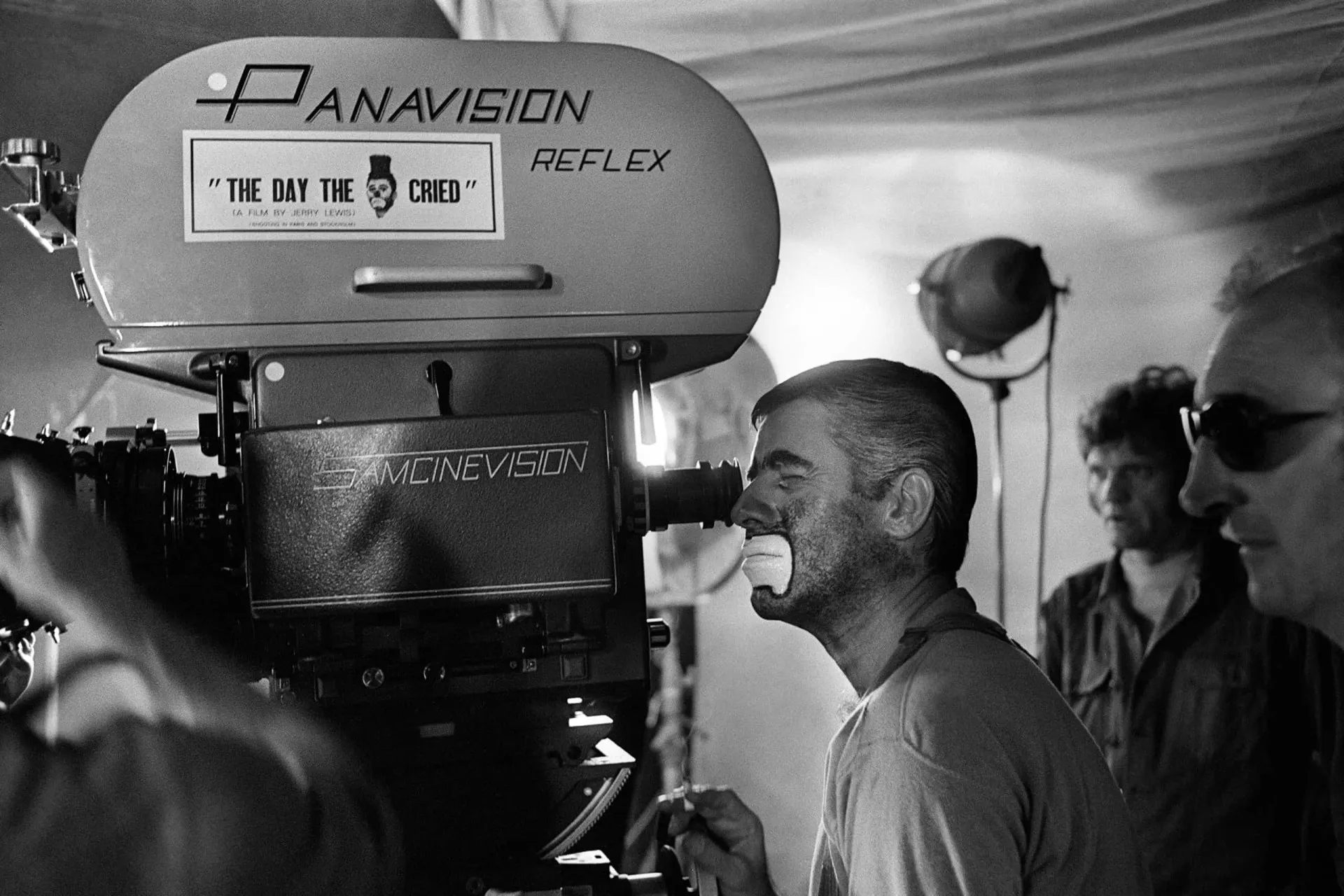 Um portão de um campo de concentração, simbolizando o tema controverso do filme.