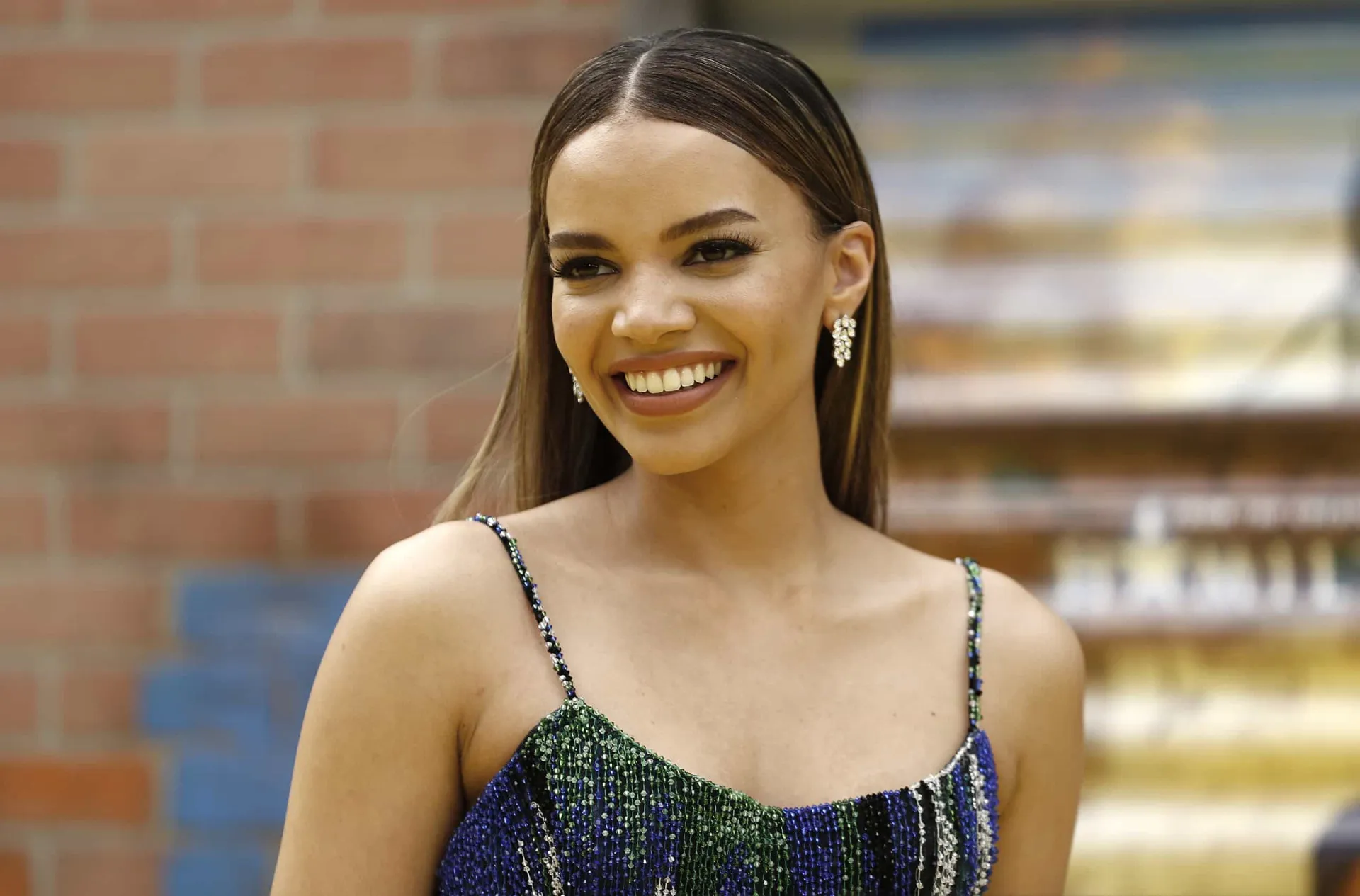 A atriz Leslie Grace, que interpretaria a Batgirl, sorrindo em um evento.