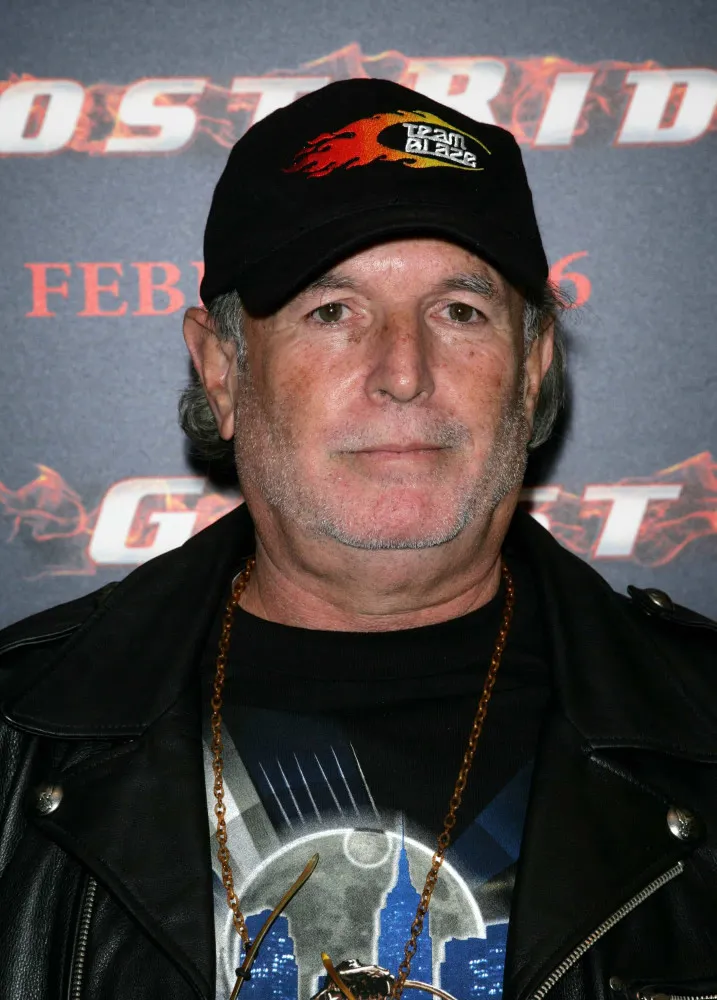 Avi Arad, executivo da Marvel, posando para uma foto em um evento de tapete vermelho.