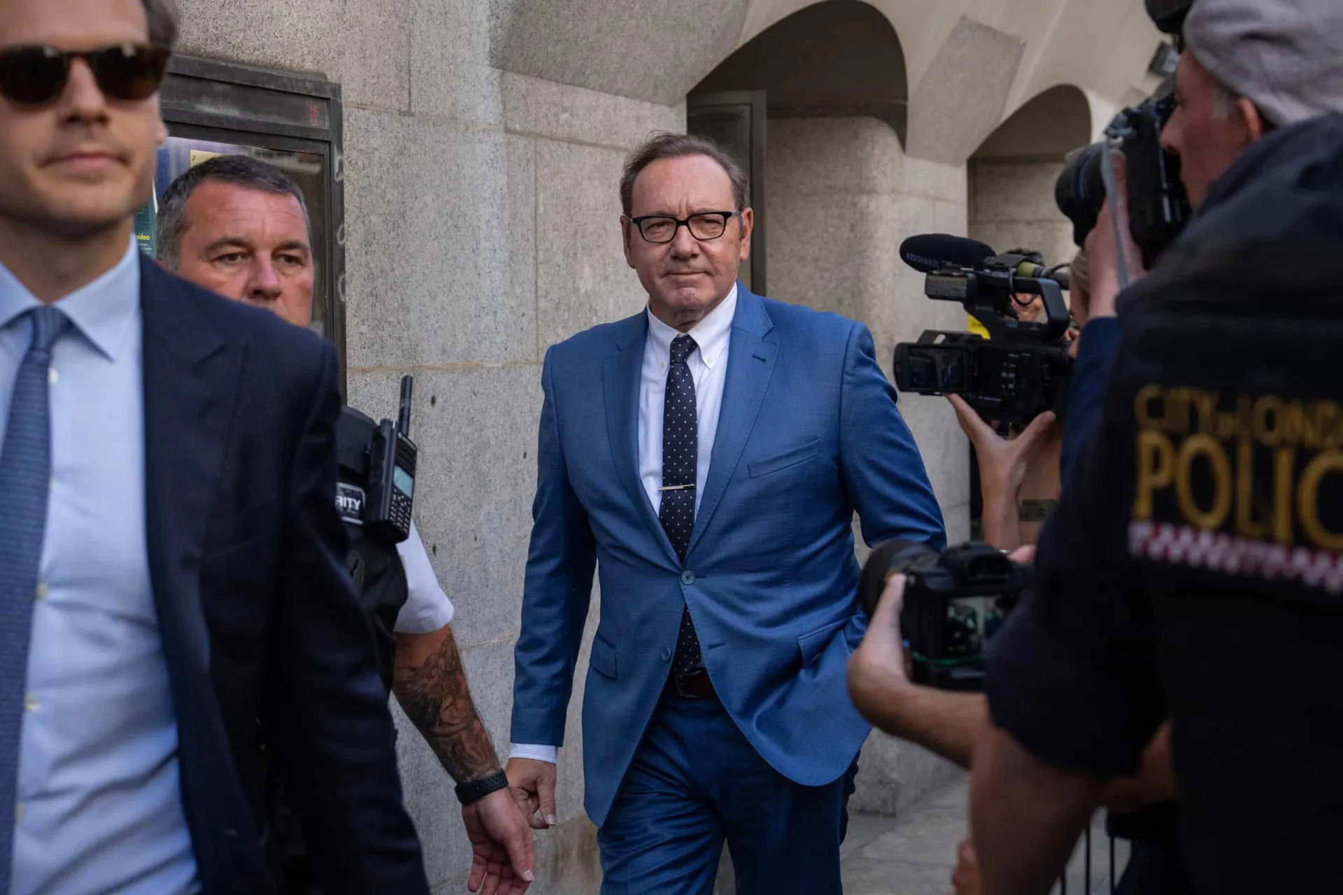 O ator Kevin Spacey em um evento, com uma expressão séria.