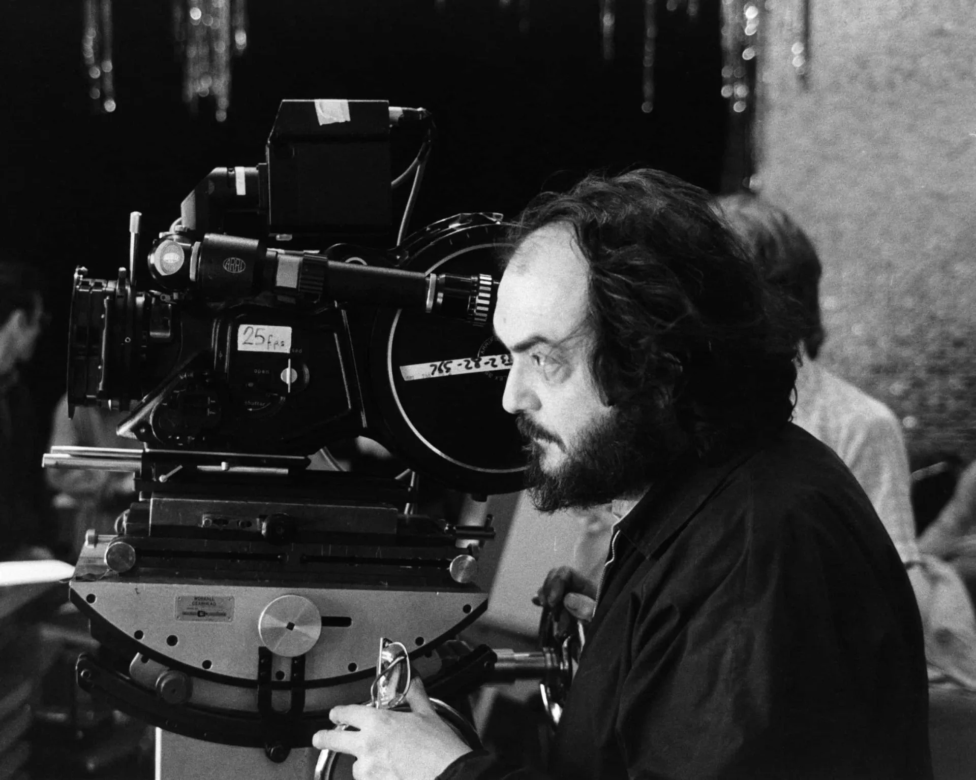O lendário diretor Stanley Kubrick olhando intensamente para a câmera.