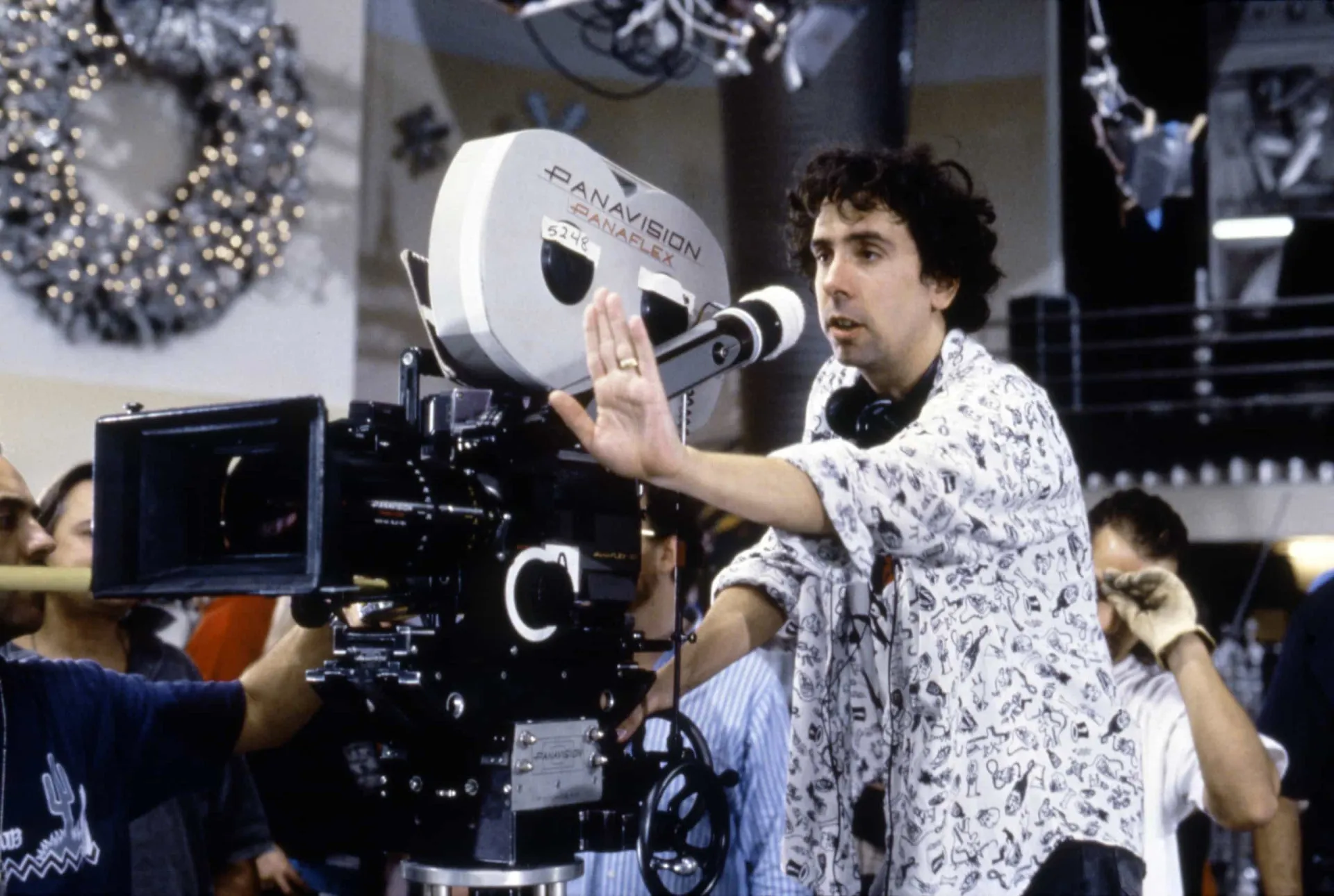 O diretor Tim Burton, conhecido por seu estilo gótico e sombrio.