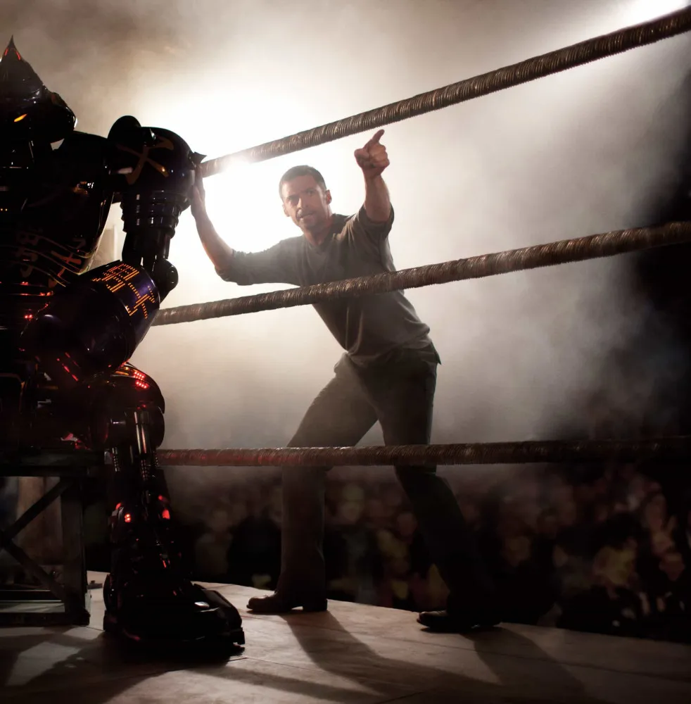 Hugh Jackman e o robô Atom em uma cena do filme de ação e drama 'Gigantes de Aço'.