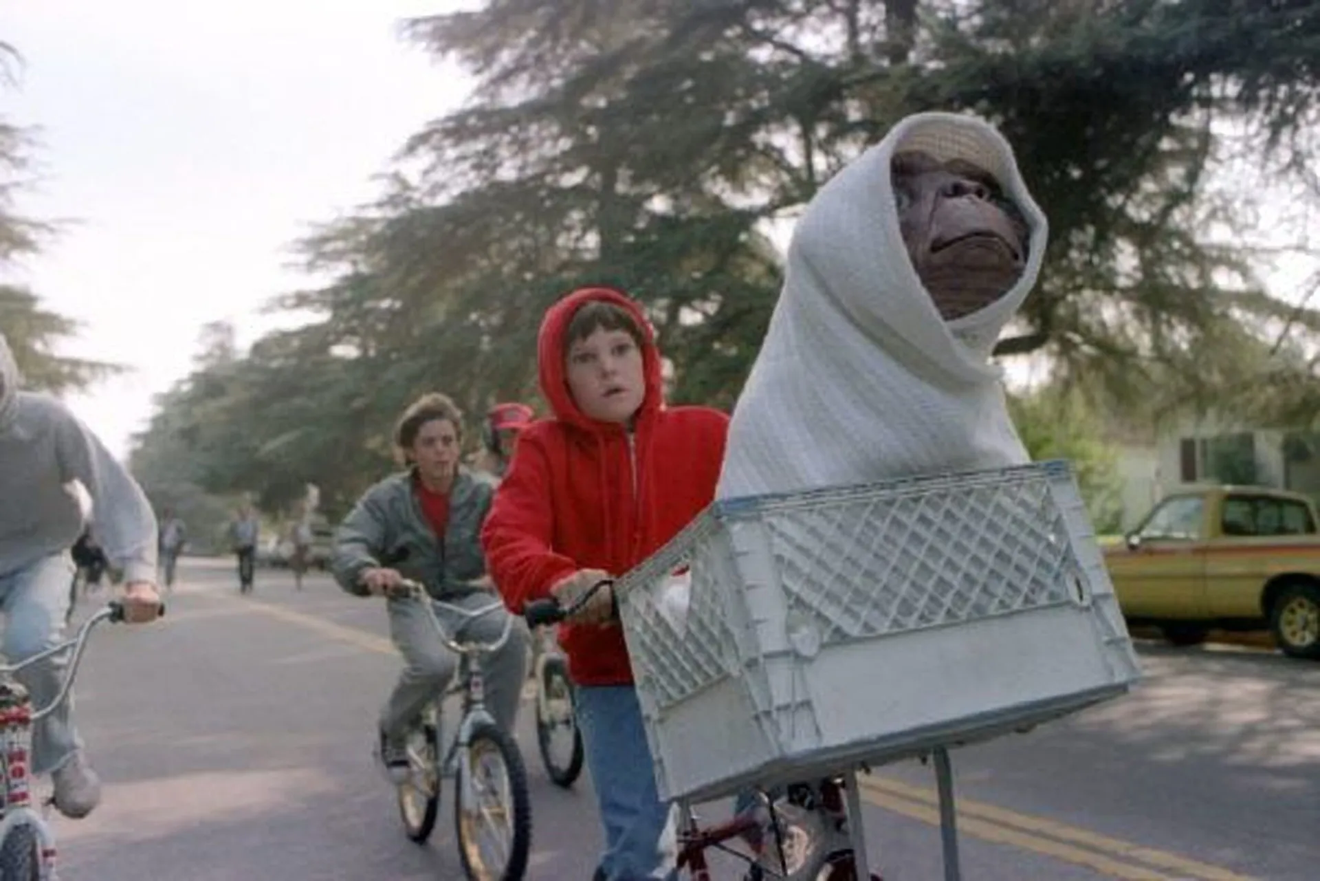 A icônica cena da bicicleta voando contra a lua no filme 'E.T. O Extraterrestre'.