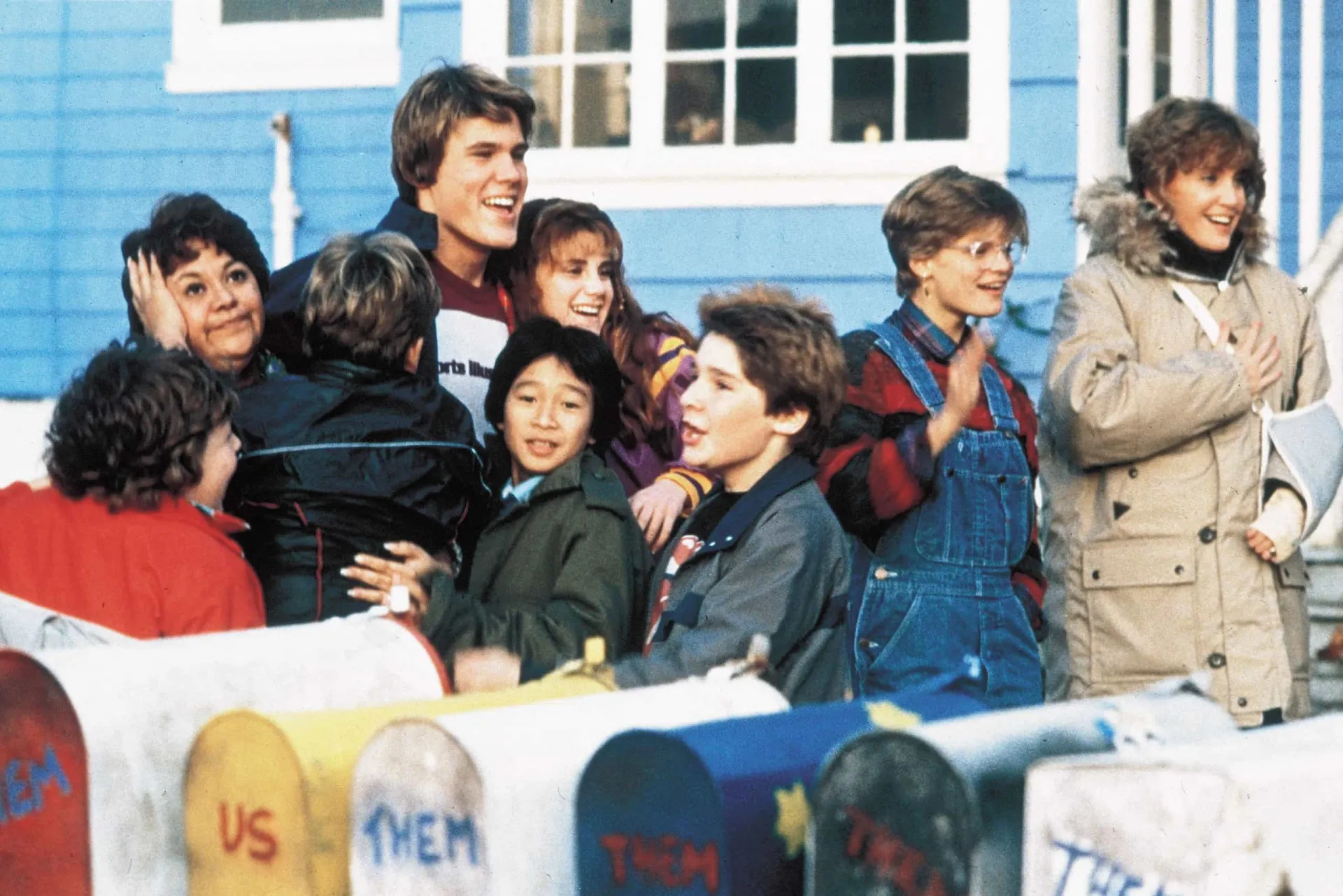 O elenco jovem de 'Os Goonies' reunido em uma cena clássica de aventura do filme.