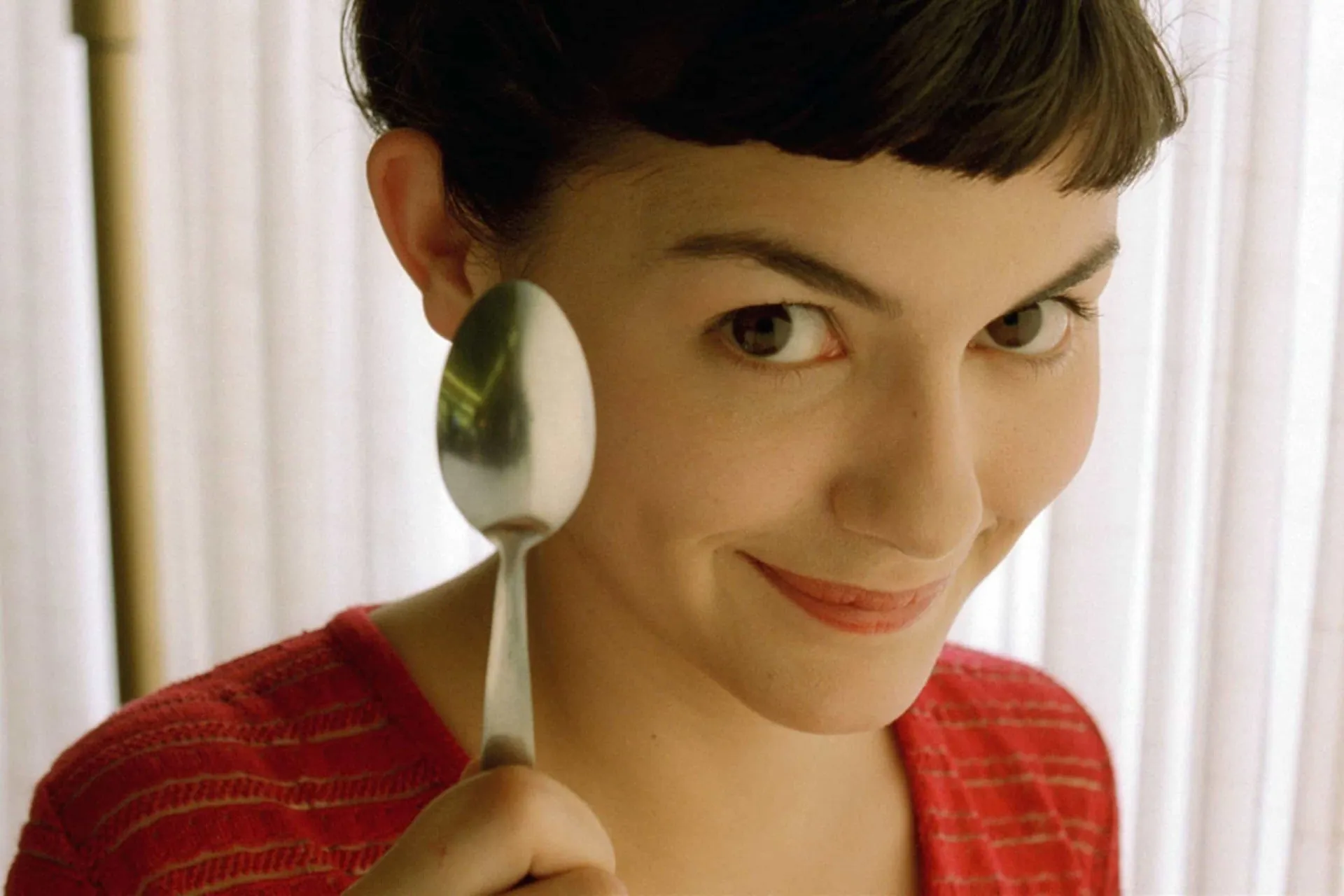Audrey Tautou como a sonhadora Amélie Poulain no charmoso filme francês.