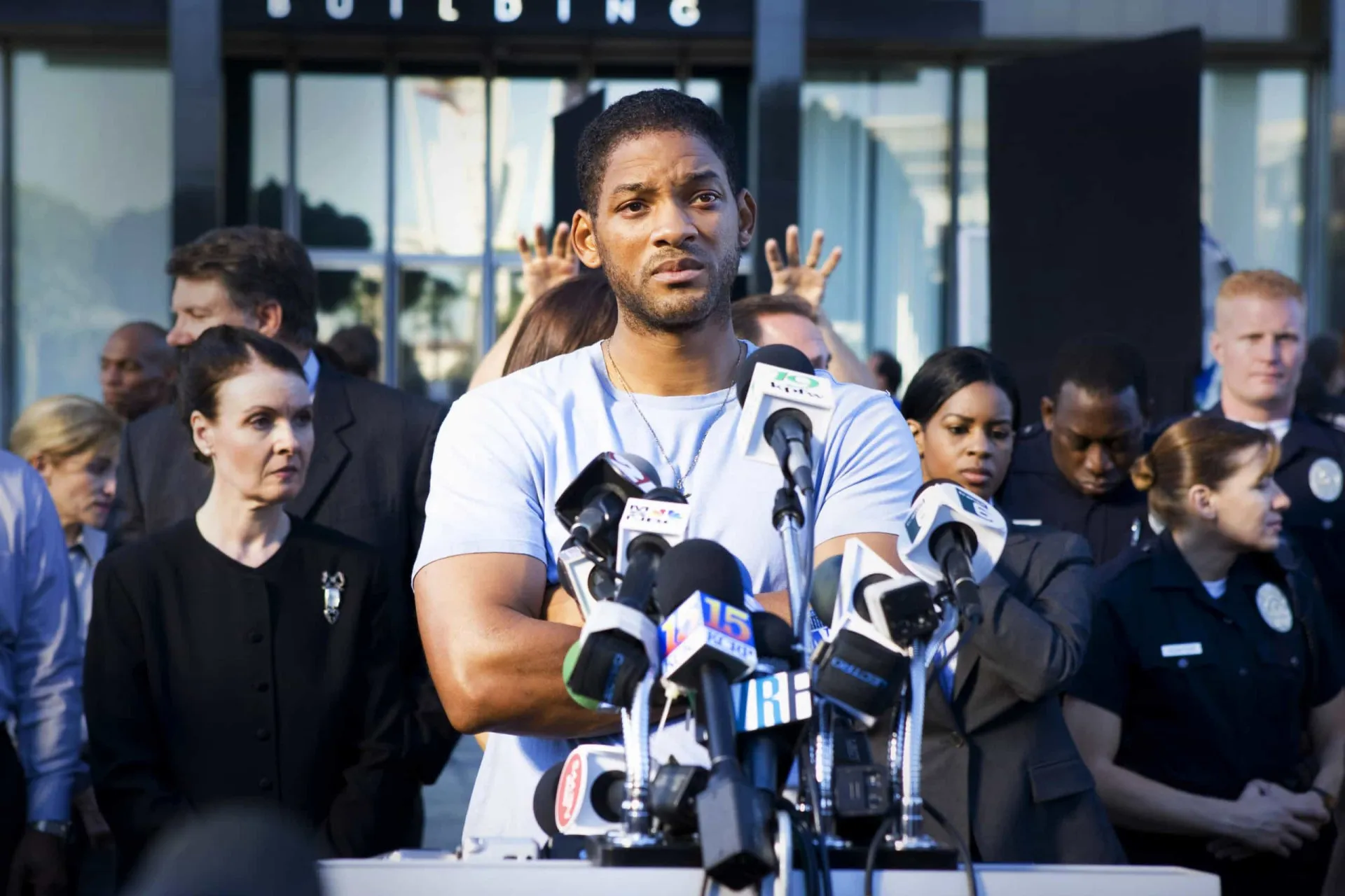 Will Smith como o super-herói desajustado Hancock, em uma cena de ação do filme.
