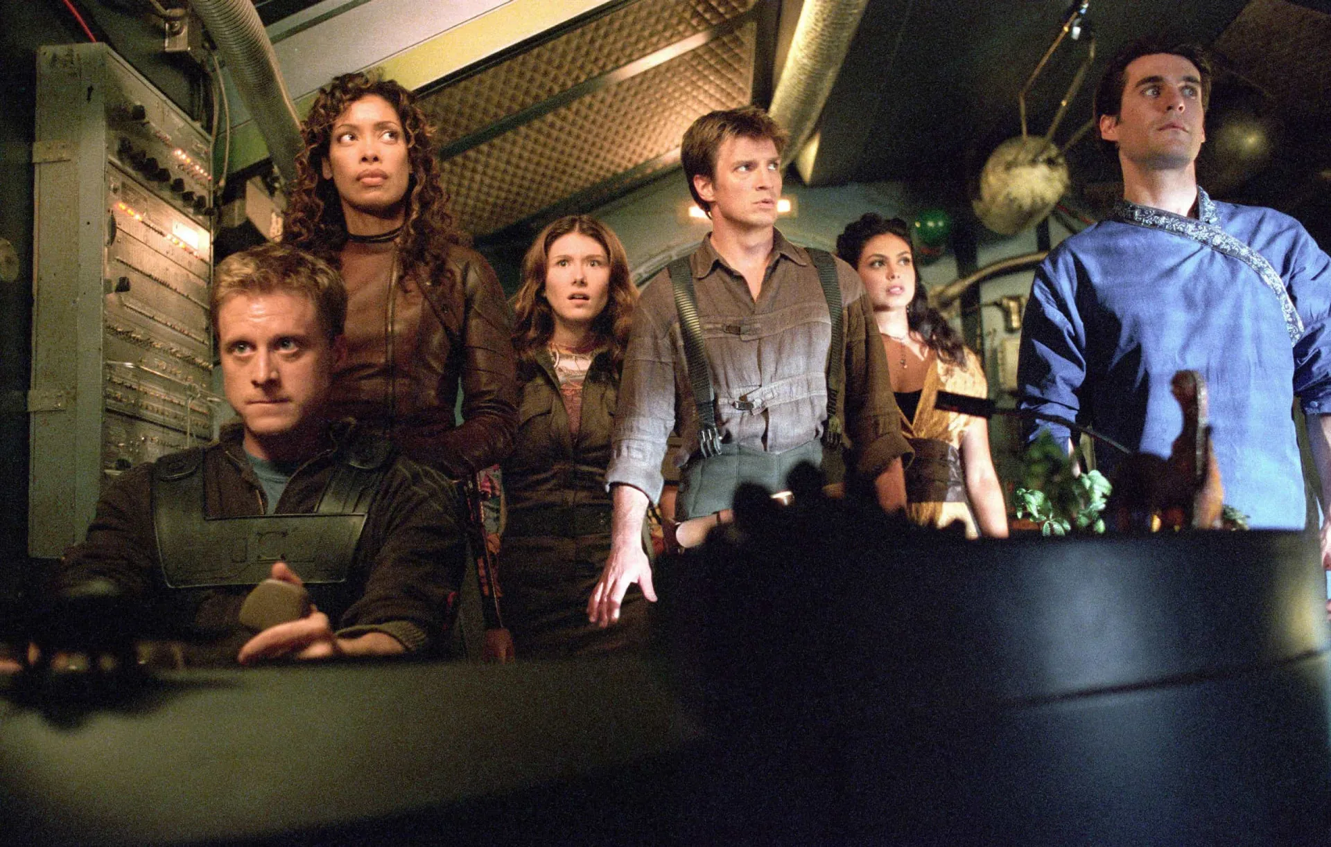 A tripulação da nave Serenity reunida, em uma cena do filme que continuou a série 'Firefly'.