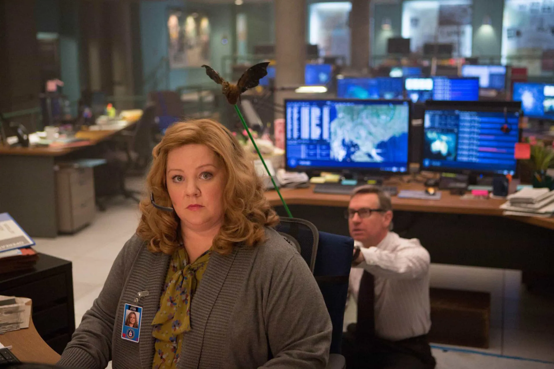 Melissa McCarthy como a agente Susan Cooper em uma cena de ação da comédia 'A Espiã que Sabia de Menos'.