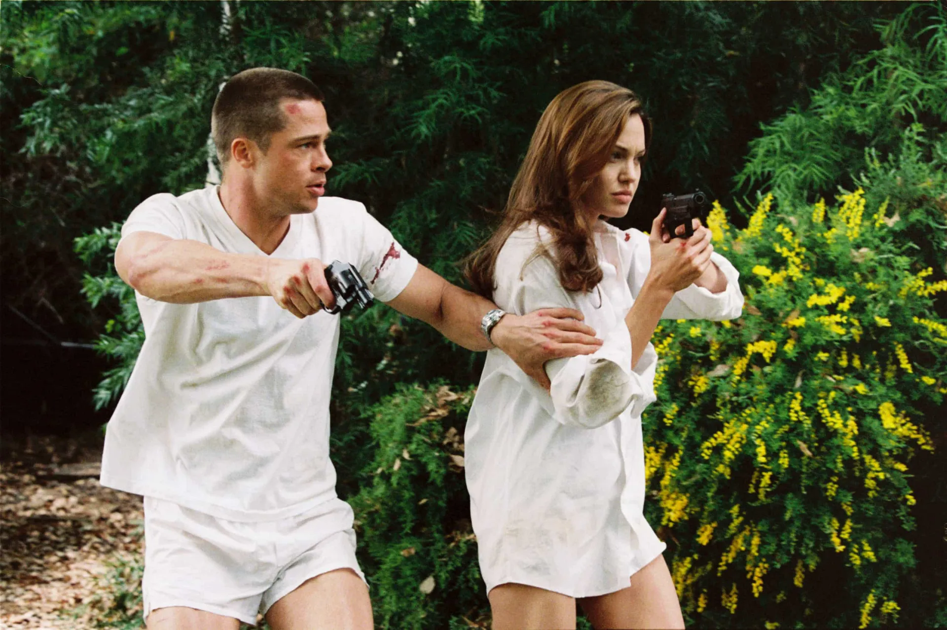Brad Pitt e Angelina Jolie como o casal de espiões em 'Sr. e Sra. Smith'.