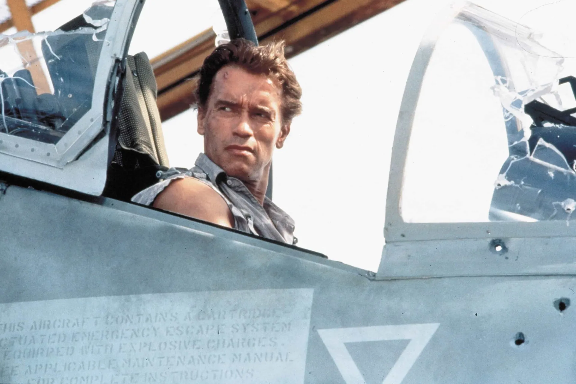 Arnold Schwarzenegger e Jamie Lee Curtis em 'True Lies', um clássico da comédia de ação.