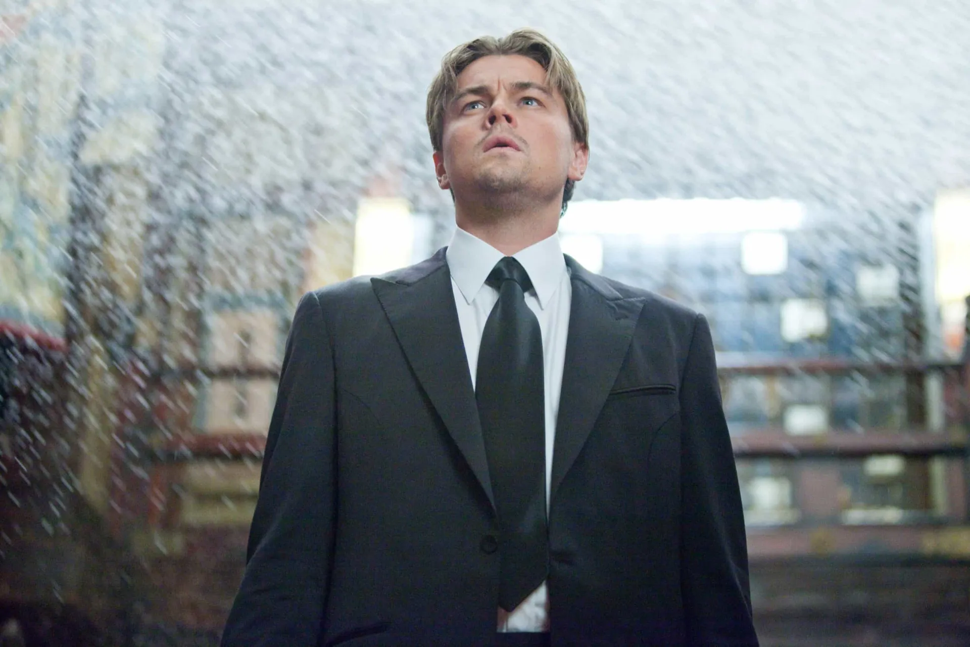 Leonardo DiCaprio no filme 'A Origem', em uma cena que desafia a percepção da realidade.