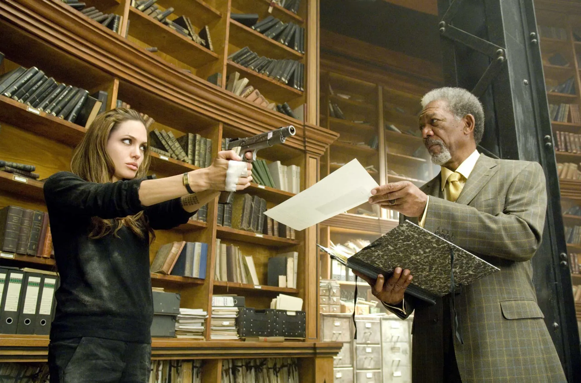 James McAvoy e Angelina Jolie em 'O Procurado', um filme de ação com um universo único.