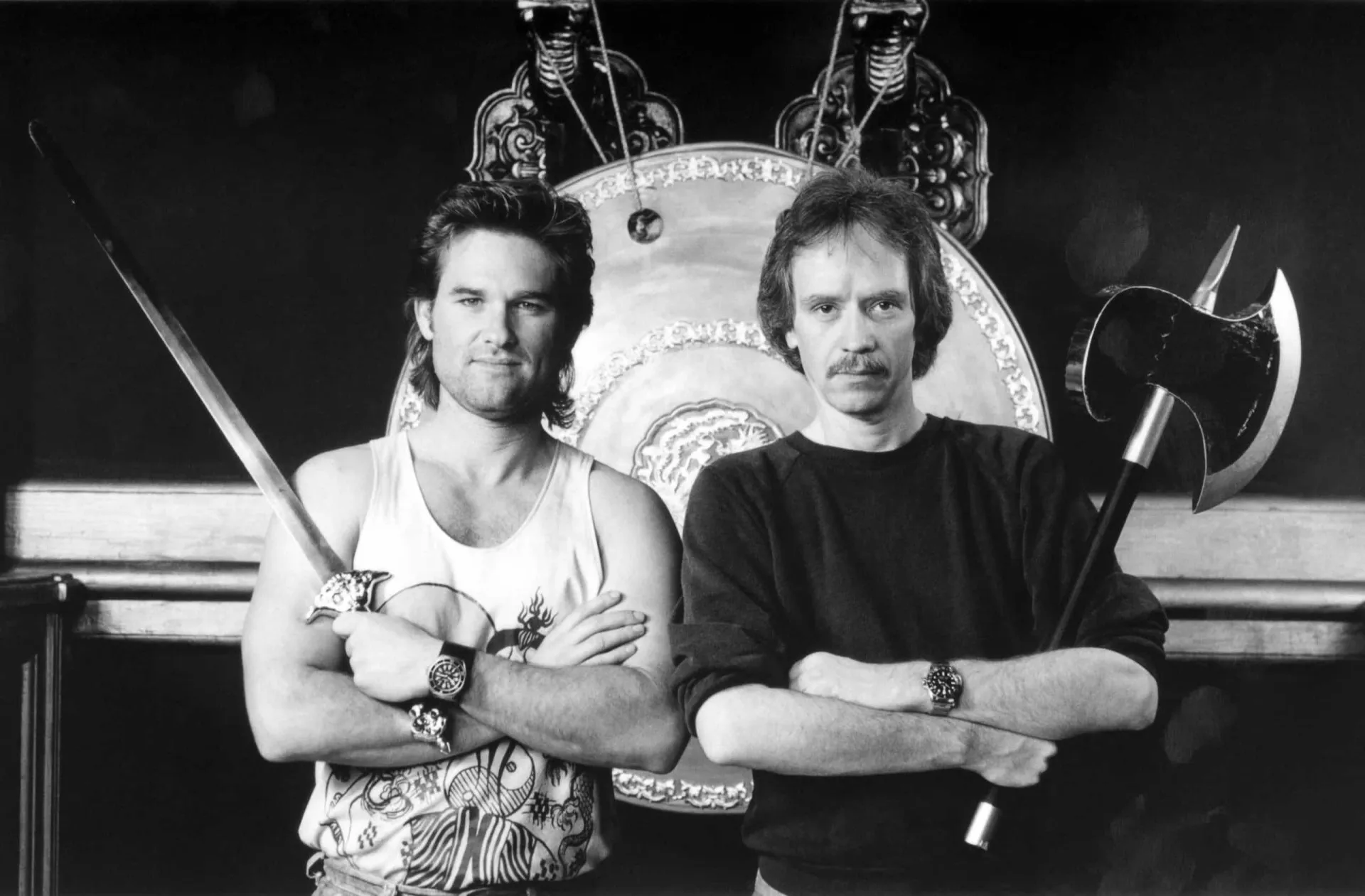 Kurt Russell como Jack Burton em 'Os Aventureiros do Bairro Proibido', em meio a uma cena de ação.