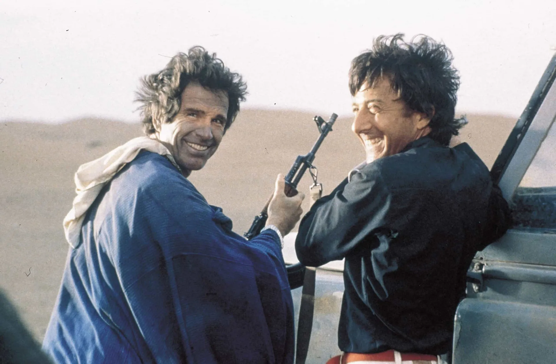 Warren Beatty e Dustin Hoffman como cantores fracassados no deserto em 'Ishtar'.