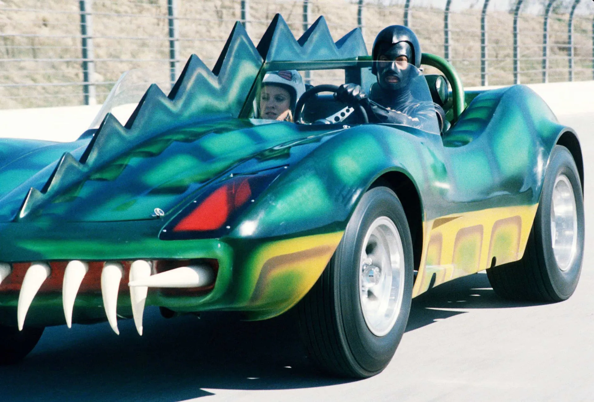 Carro customizado e violento do filme 'Corrida da Morte - Ano 2000', um clássico de baixo orçamento.
