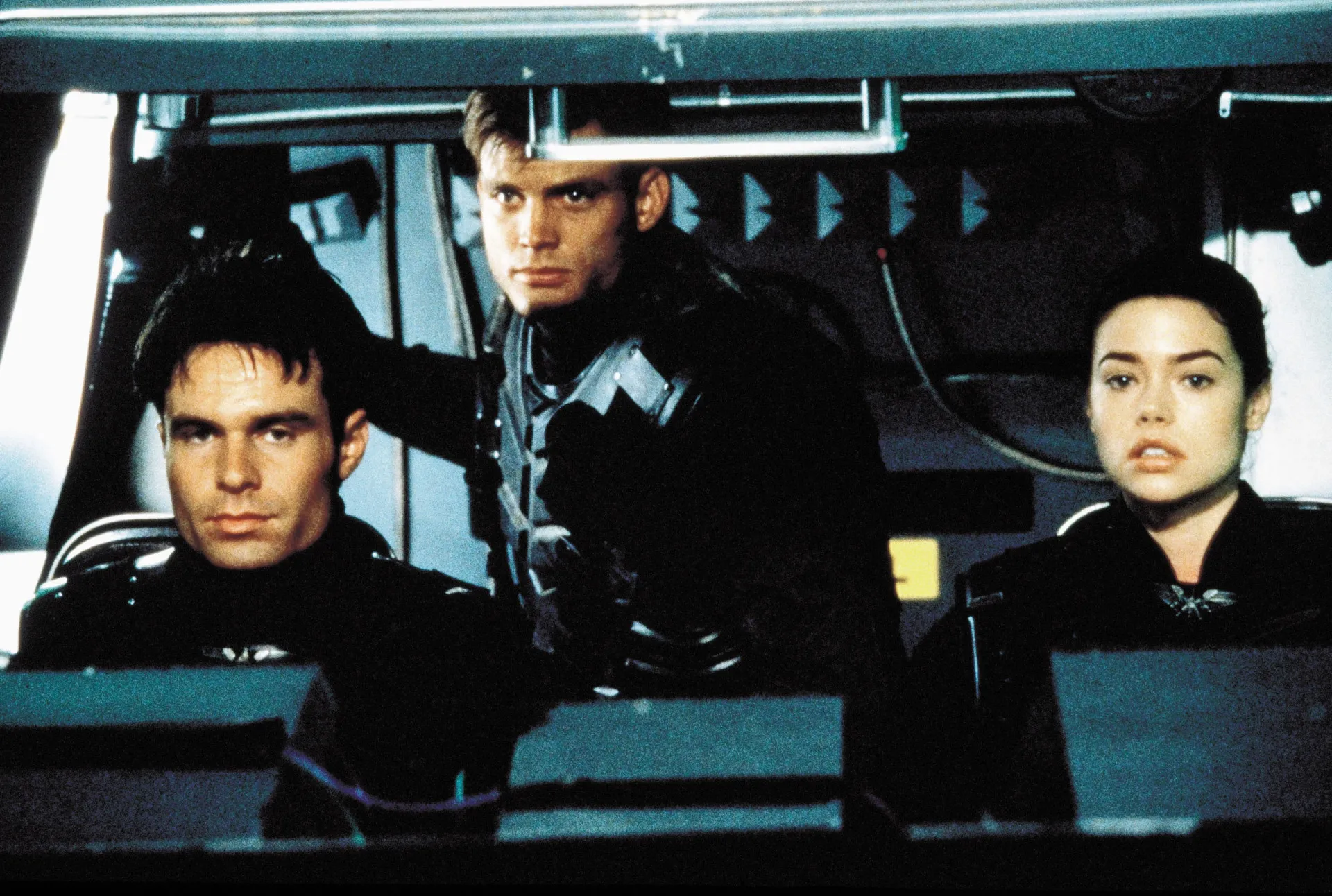 Soldados do filme 'Tropas Estelares' em combate contra insetos alienígenas gigantes.