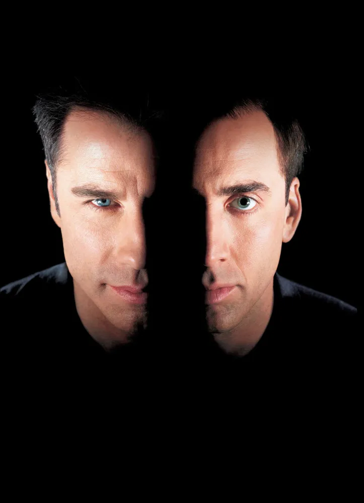 John Travolta e Nicolas Cage em cena do filme 'A Outra Face', com expressões intensas.