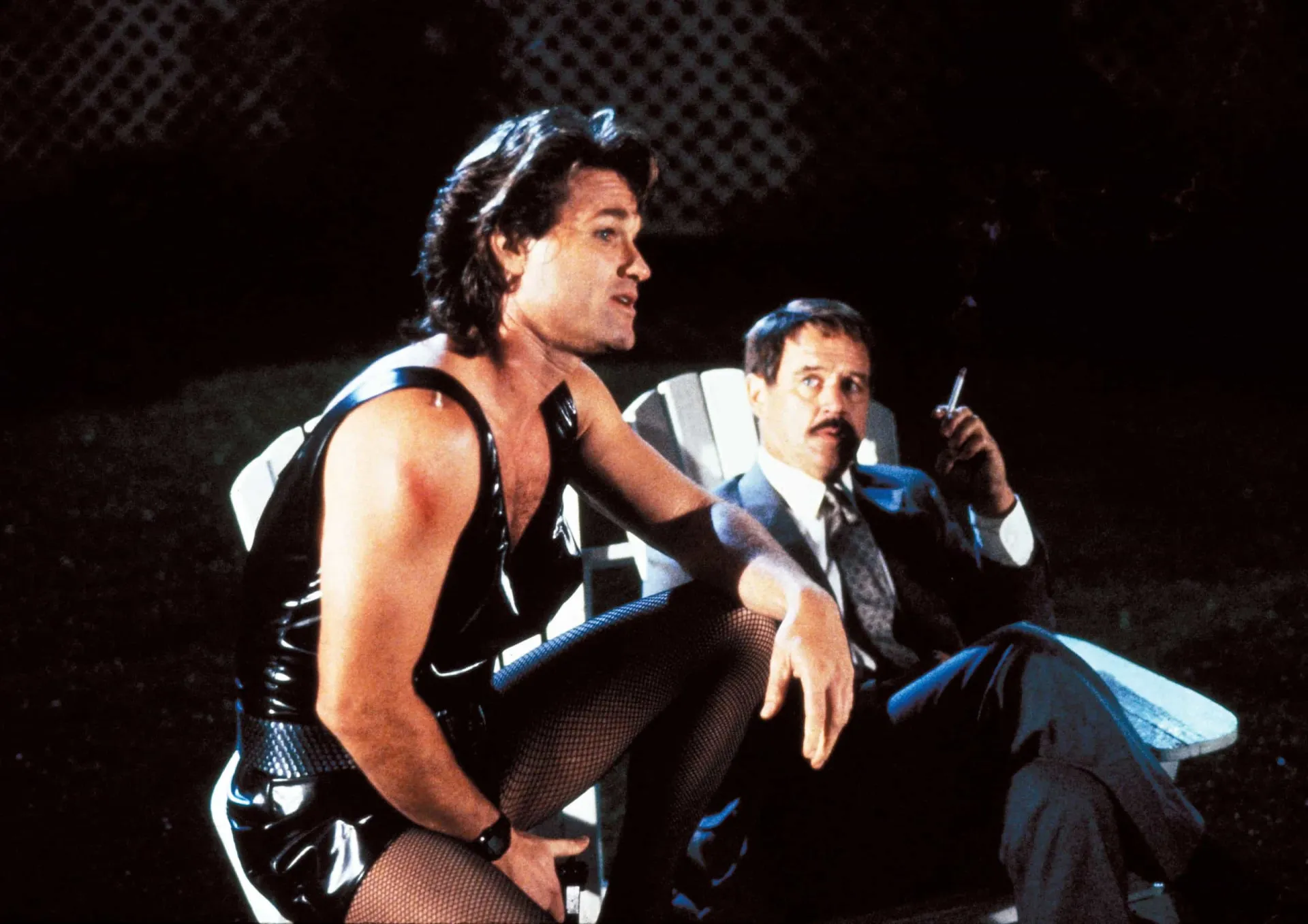 Sylvester Stallone e Kurt Russell como os policiais Tango e Cash, posando como parceiros de ação.