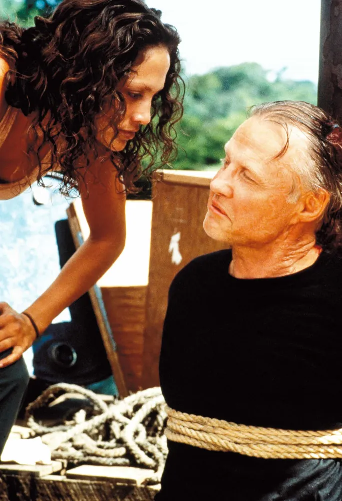 A gigantesca cobra do filme 'Anaconda' prestes a atacar, com Jennifer Lopez ao fundo.