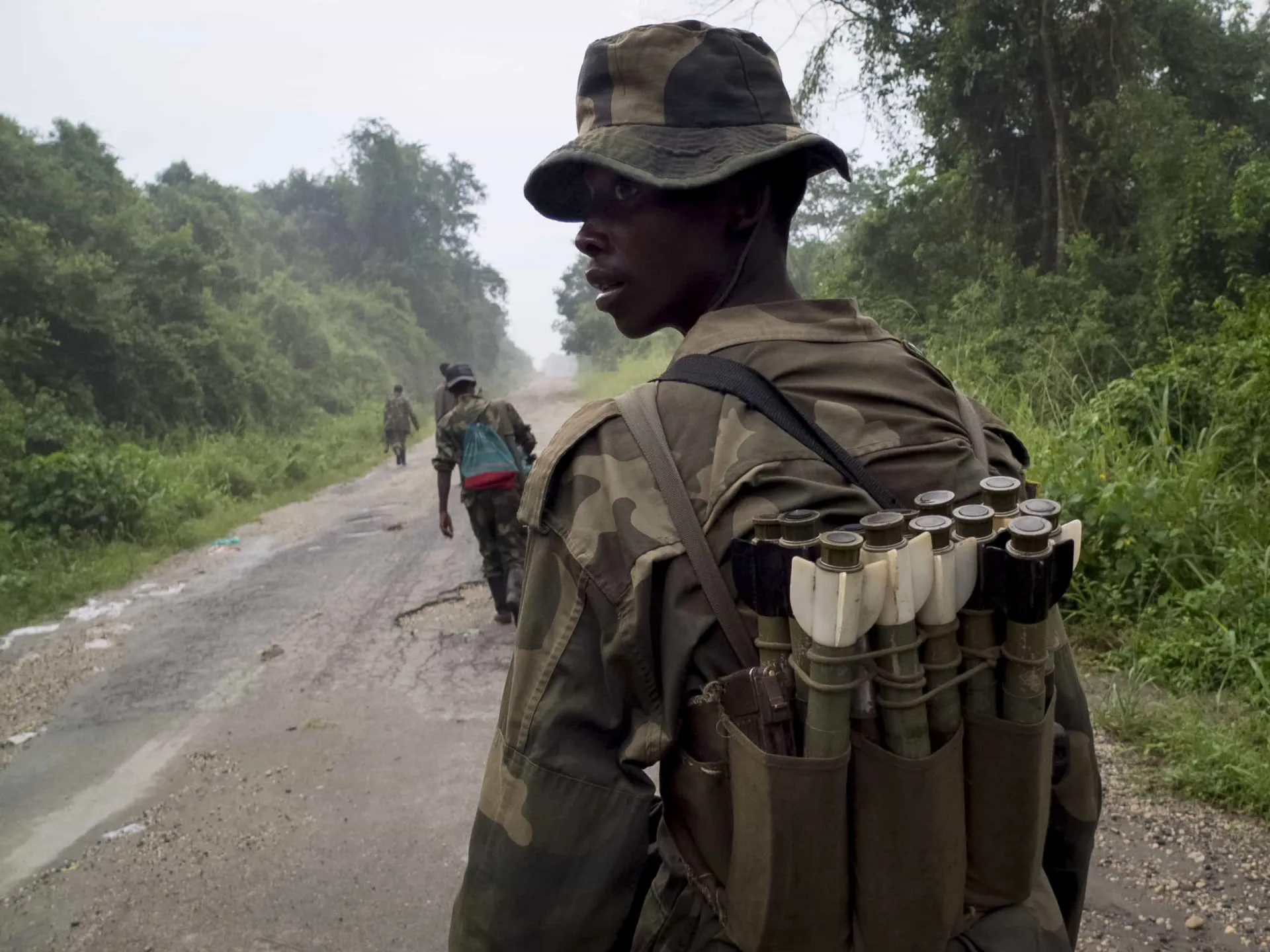 Milicianos armados em uma paisagem de conflito na República Democrática do Congo.