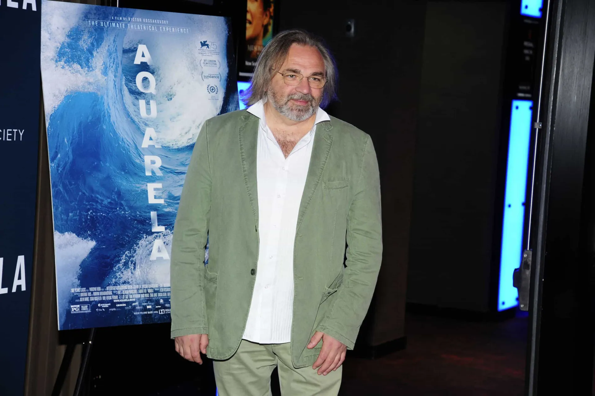 Iceberg gigante se desprendendo e caindo no oceano, mostrando o poder da água.