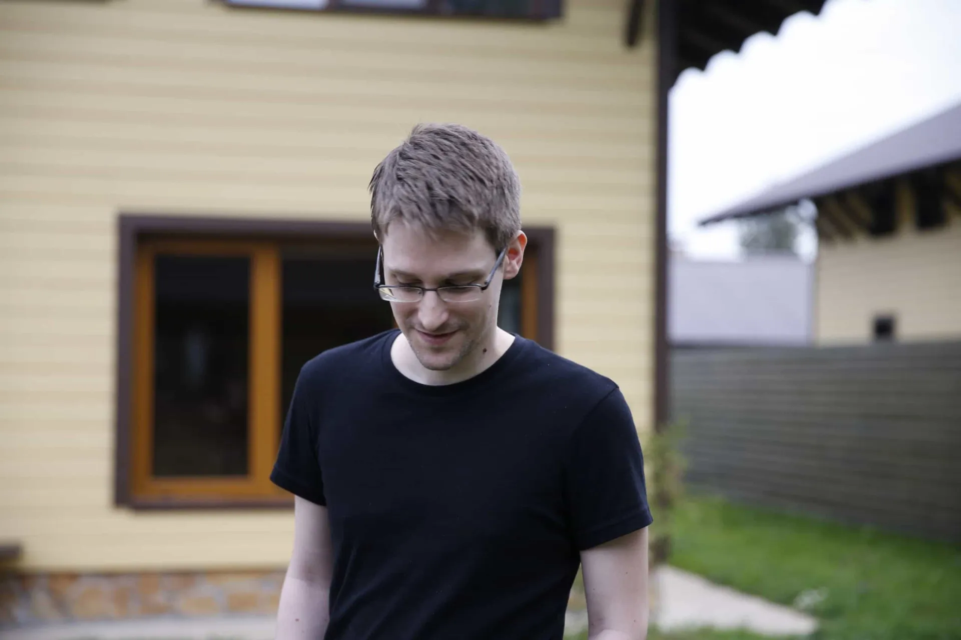 Edward Snowden durante uma de suas entrevistas, com uma expressão séria e concentrada.