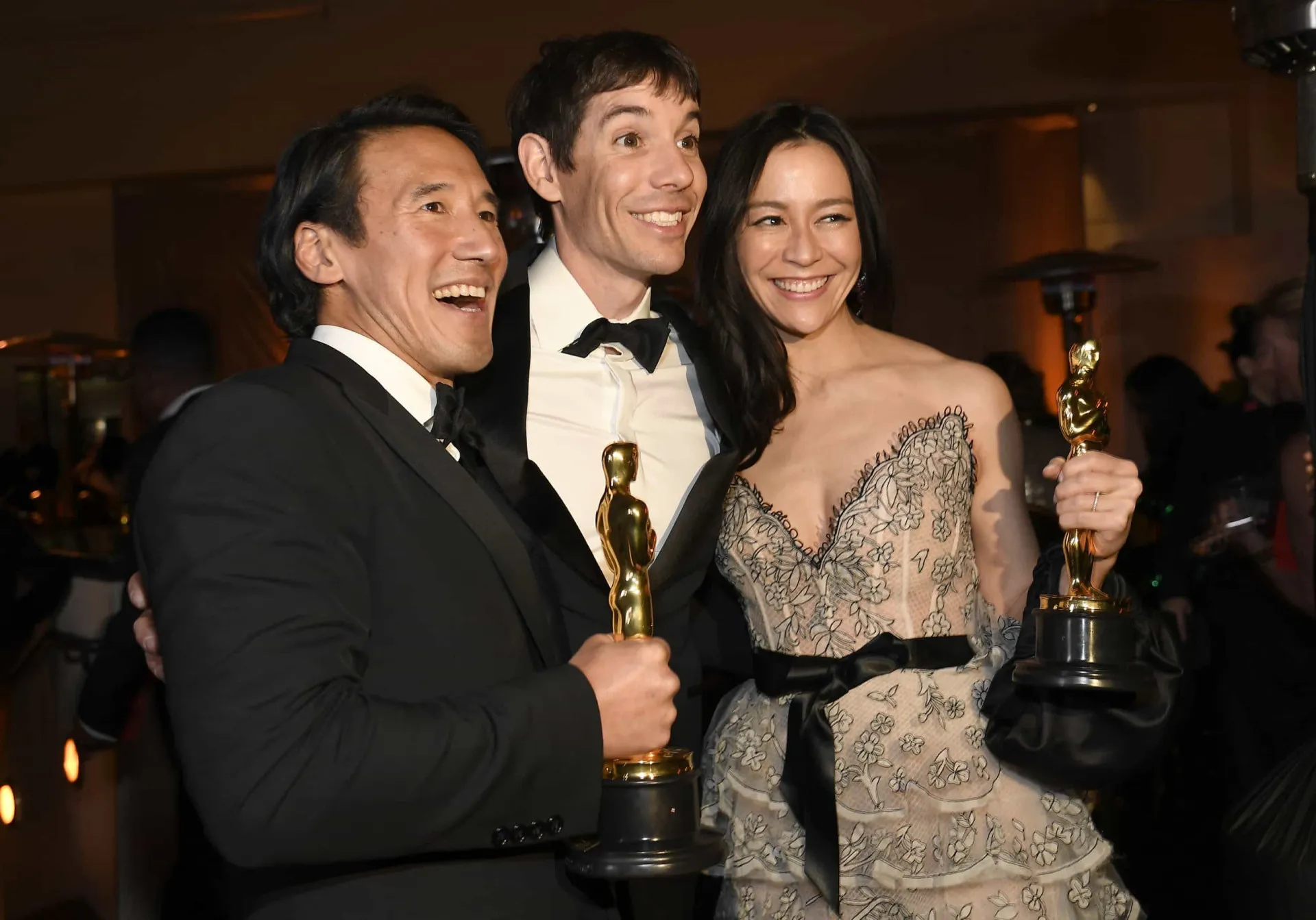 O alpinista Alex Honnold escalando uma parede de rocha sem equipamentos de segurança para o filme 'Free Solo'.