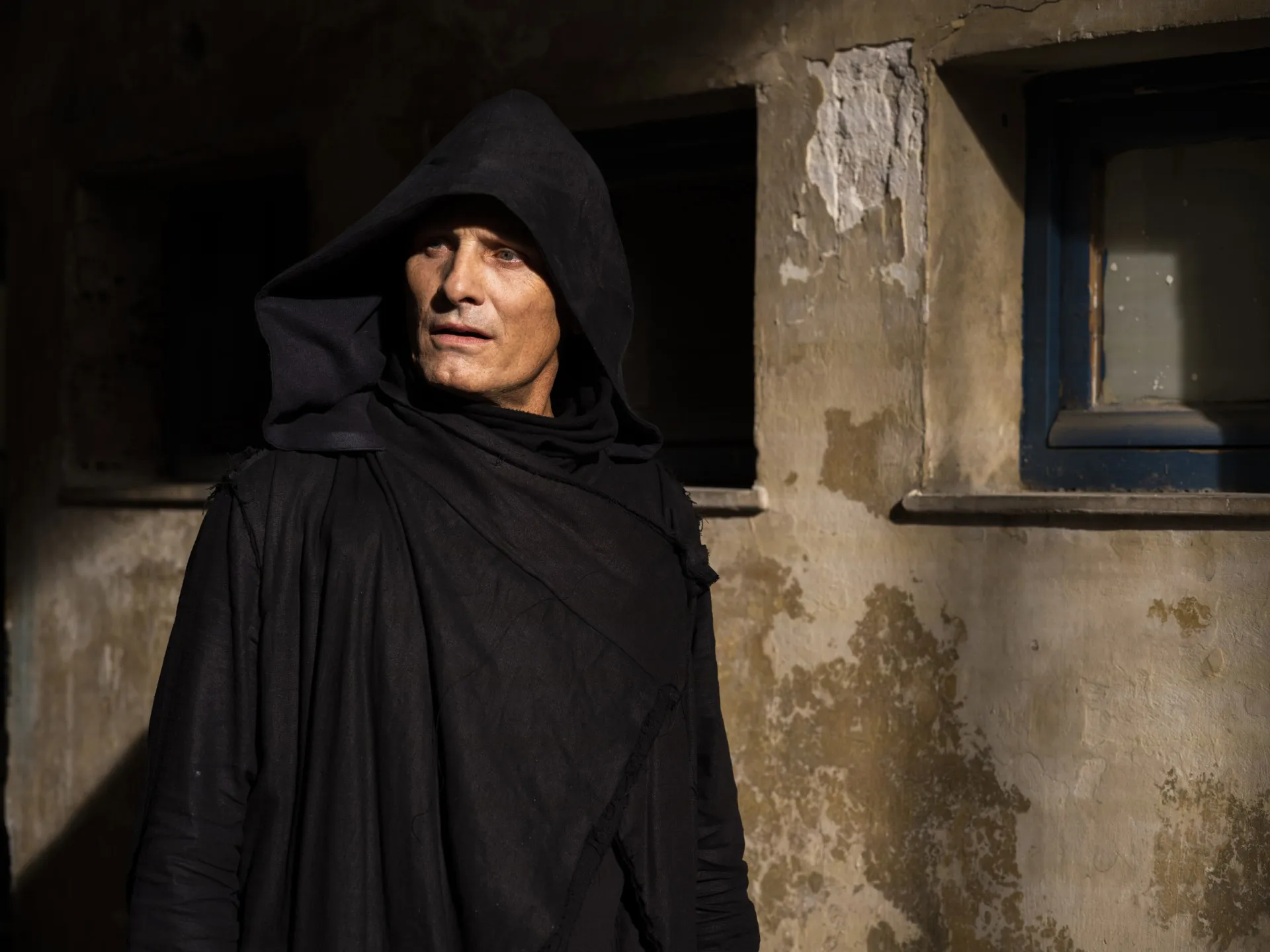 Viggo Mortensen em uma máquina de cirurgia futurista no filme 'Crimes do Futuro', de David Cronenberg.