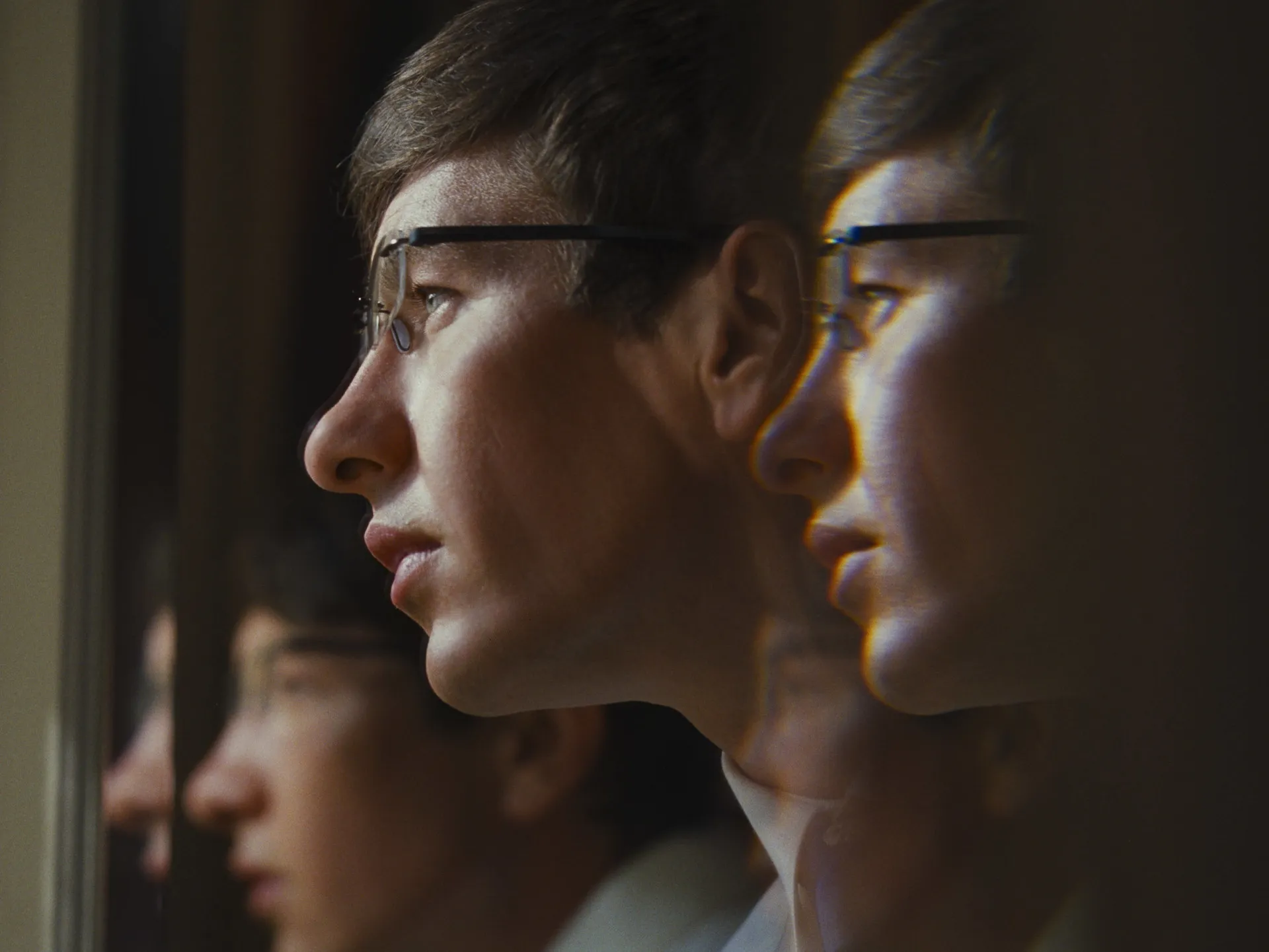 Barry Keoghan e Jacob Elordi em uma cena de 'Saltburn', que explora temas de obsessão e privilégio.