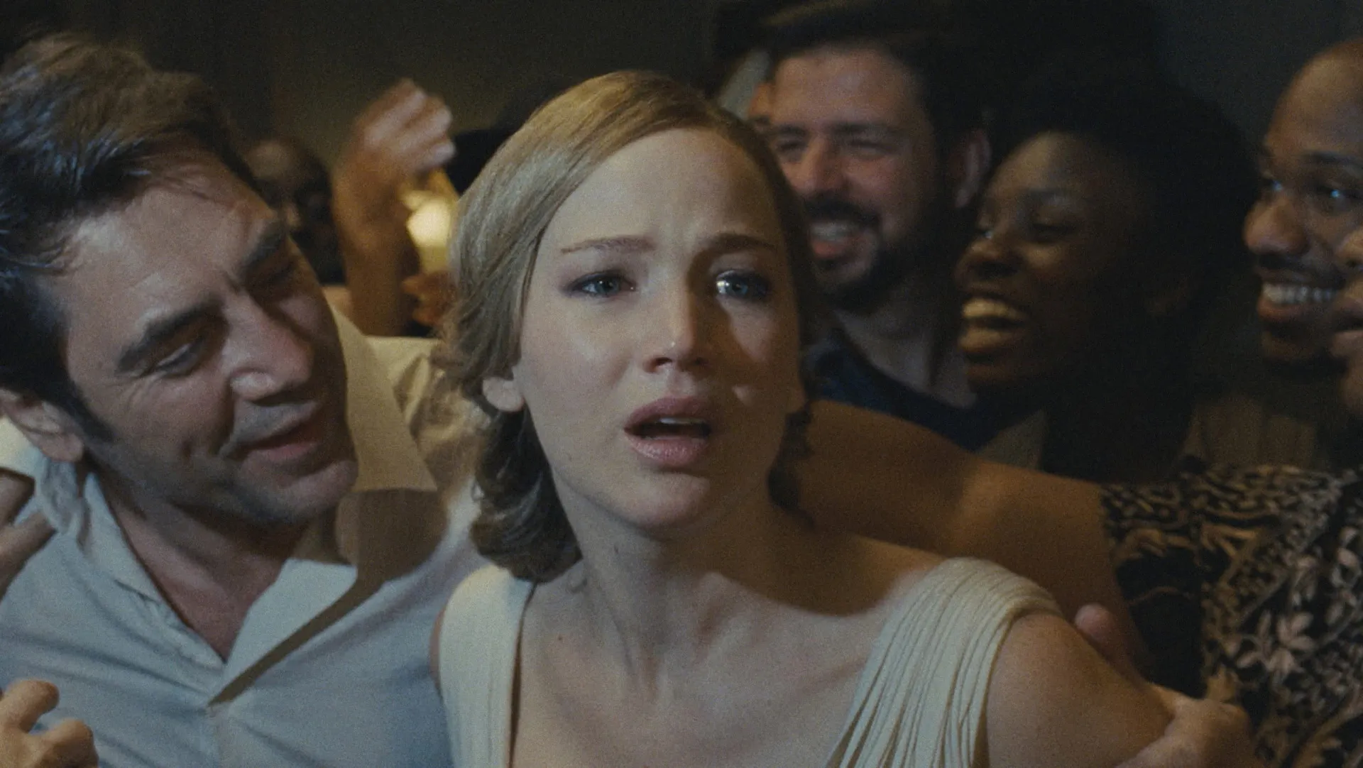 Jennifer Lawrence com uma expressão de pânico no rosto em uma cena do caótico filme 'Mãe!'.