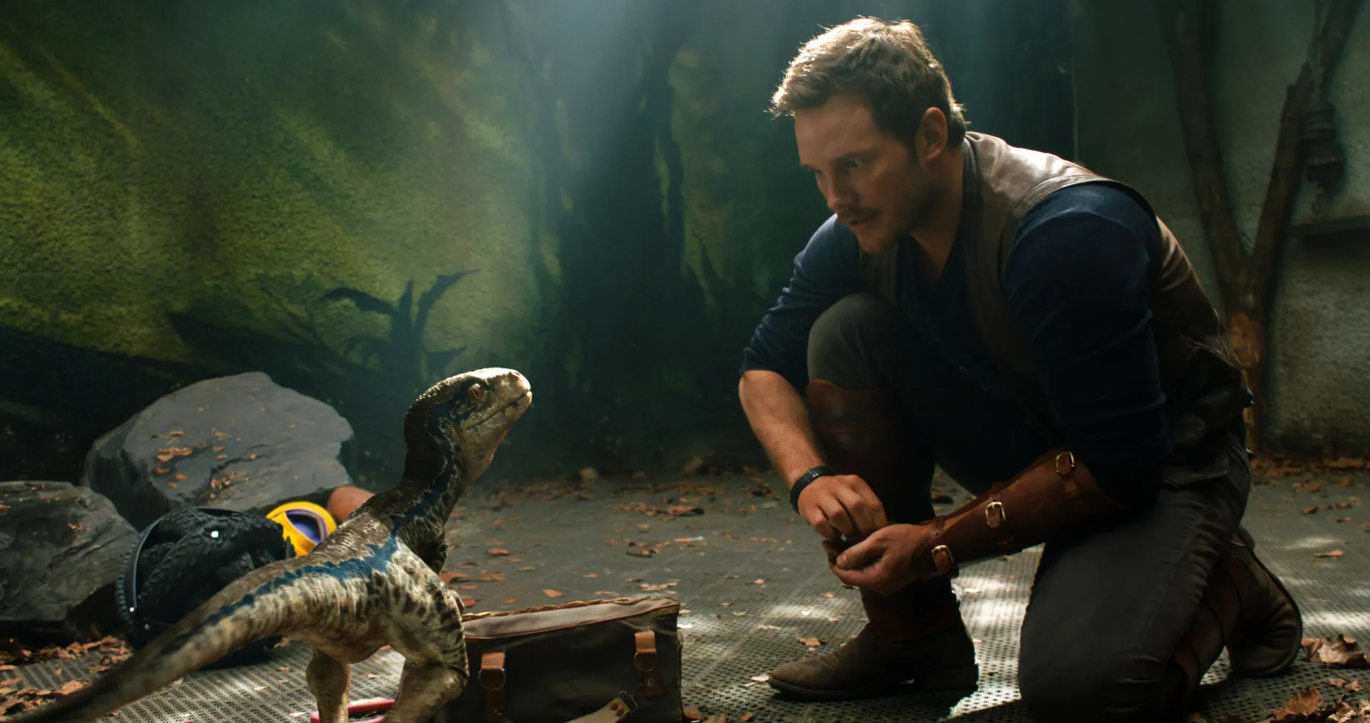 Chris Pratt ao lado de um dinossauro em cena de Jurassic World, demonstrando a interação entre humanos e CGI.