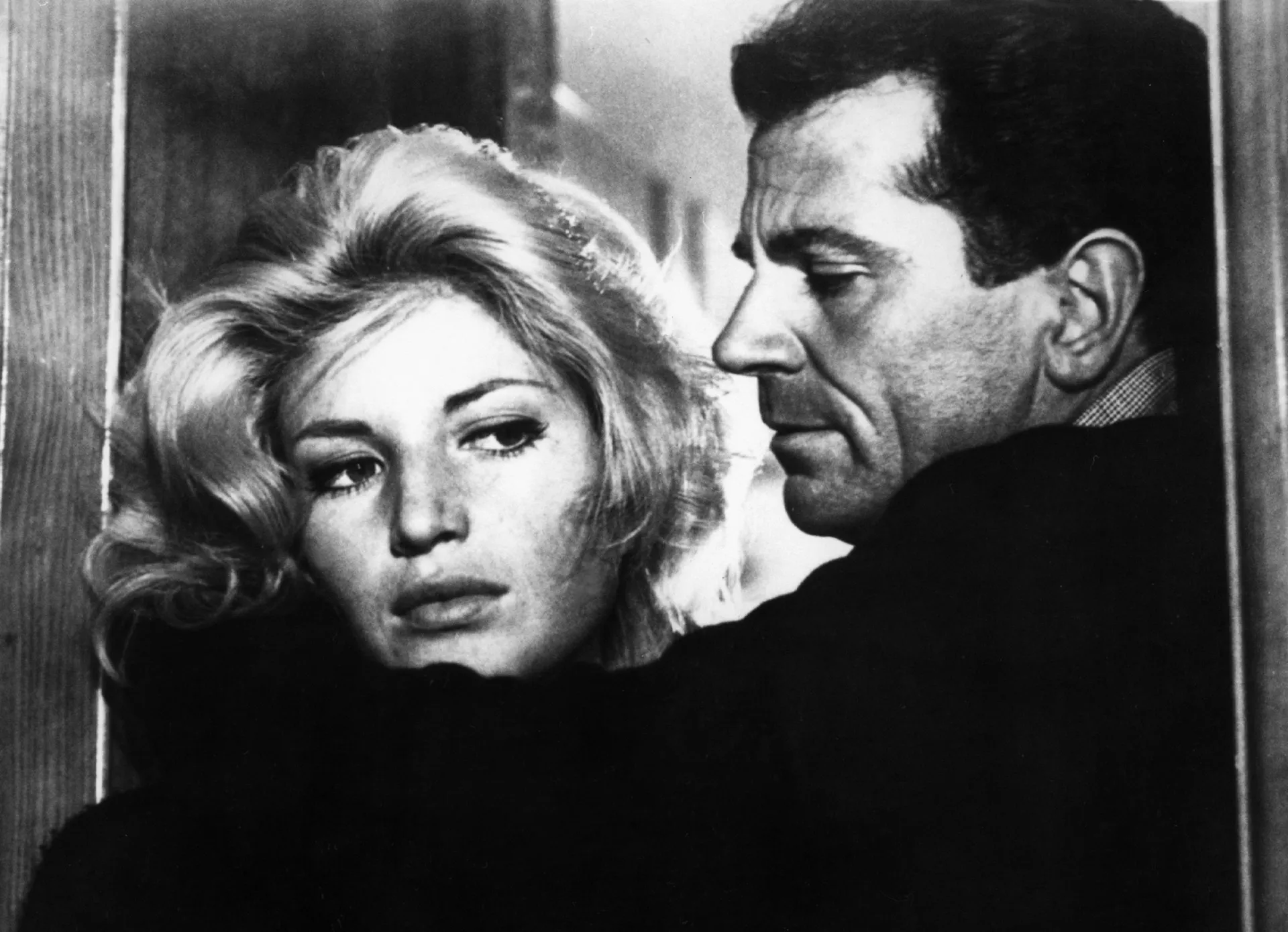 Cena do filme italiano 'A Aventura', de Michelangelo Antonioni, mostrando um casal em uma paisagem desolada.