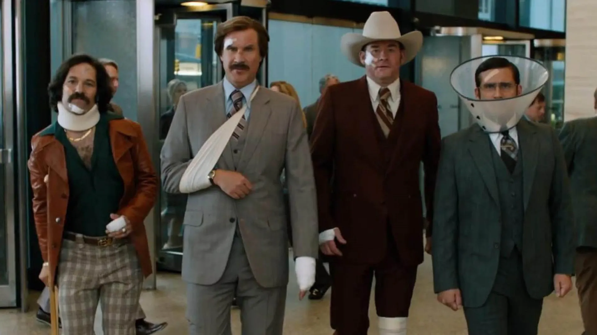 Will Ferrell e o elenco de 'Tudo por um Furo' em uma cena caótica e exagerada.