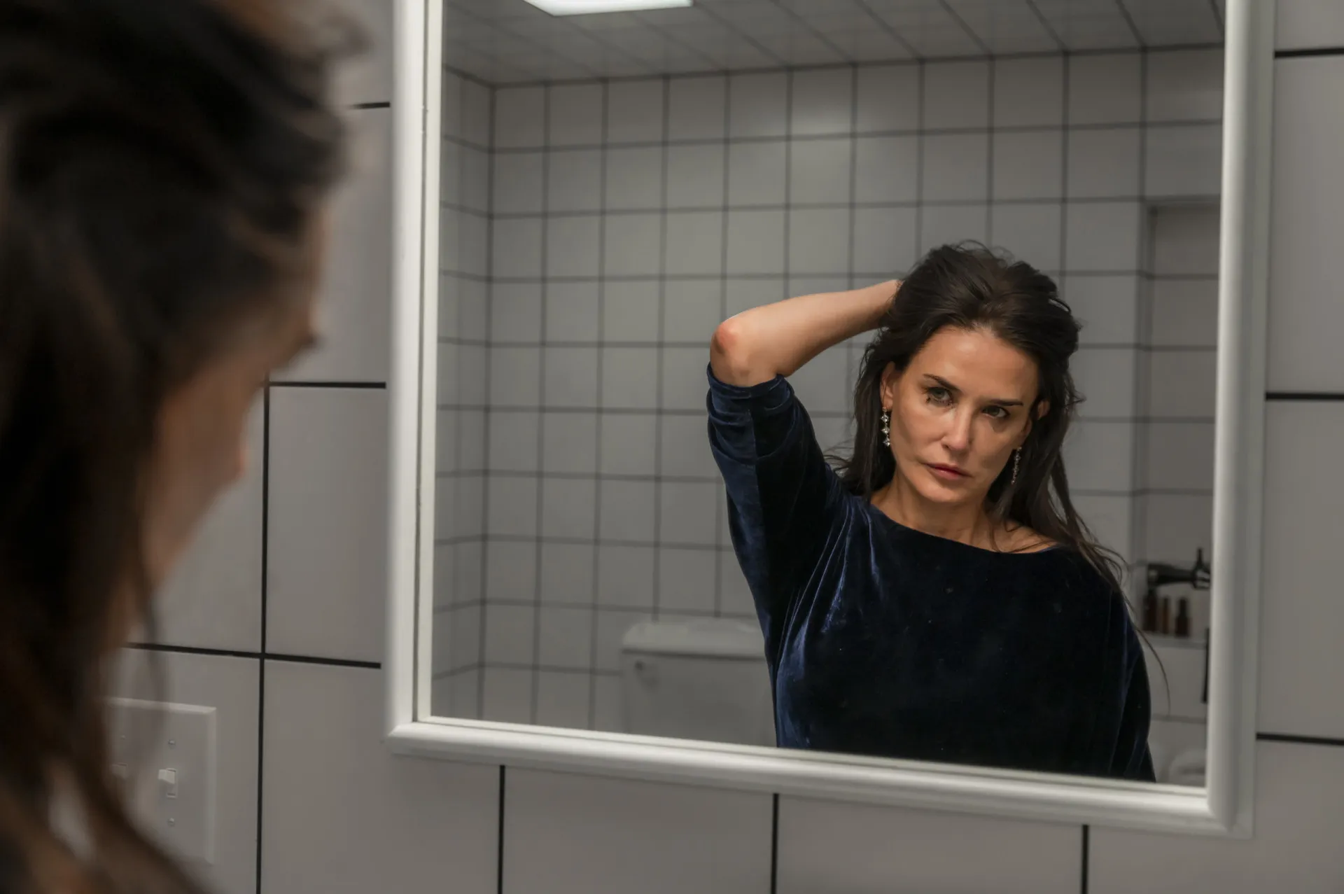 Demi Moore em uma cena perturbadora de 'A Substância', um filme de horror corporal extremo.