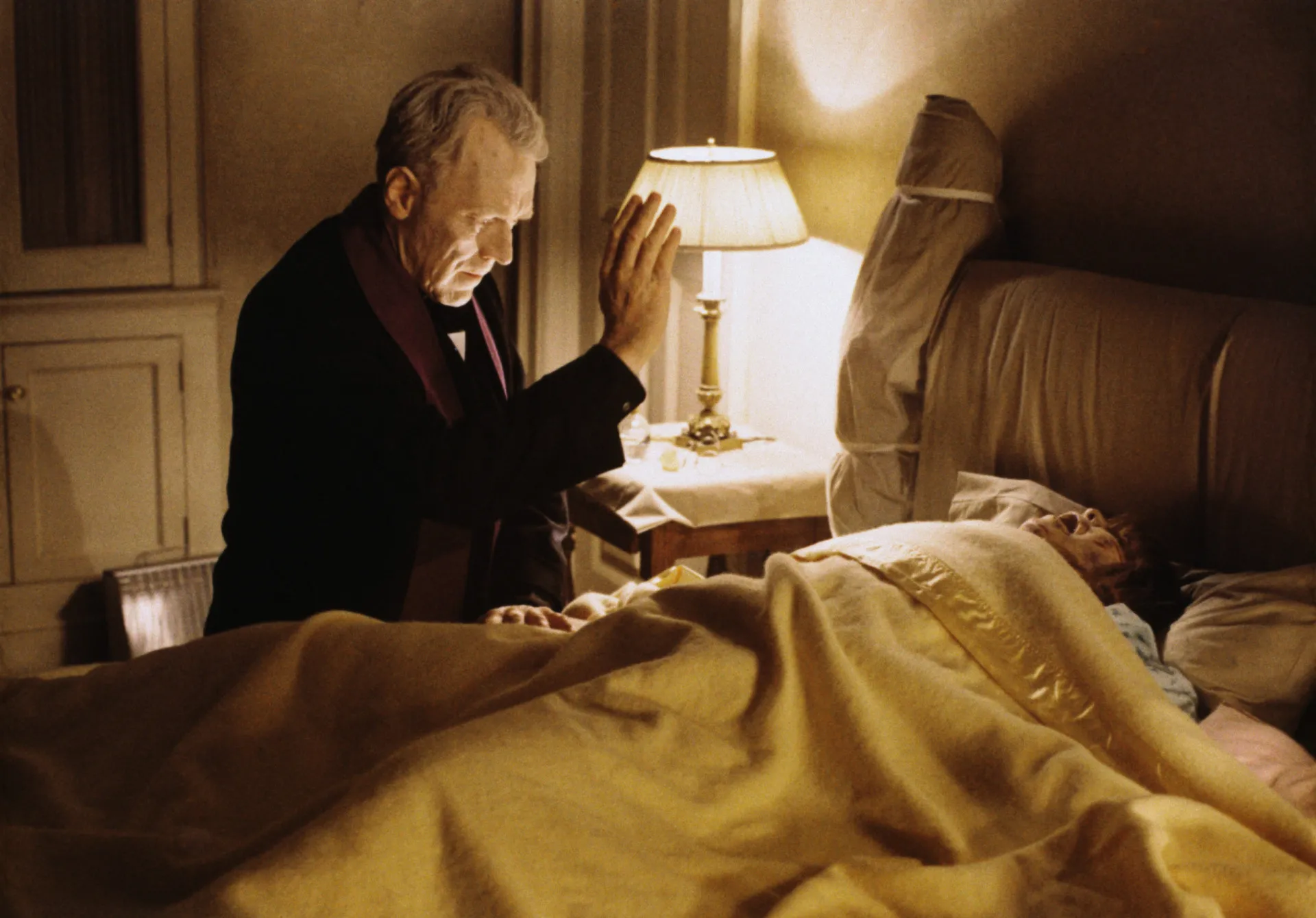 Linda Blair como Regan MacNeil na cama, em uma das cenas mais aterrorizantes de 'O Exorcista'.