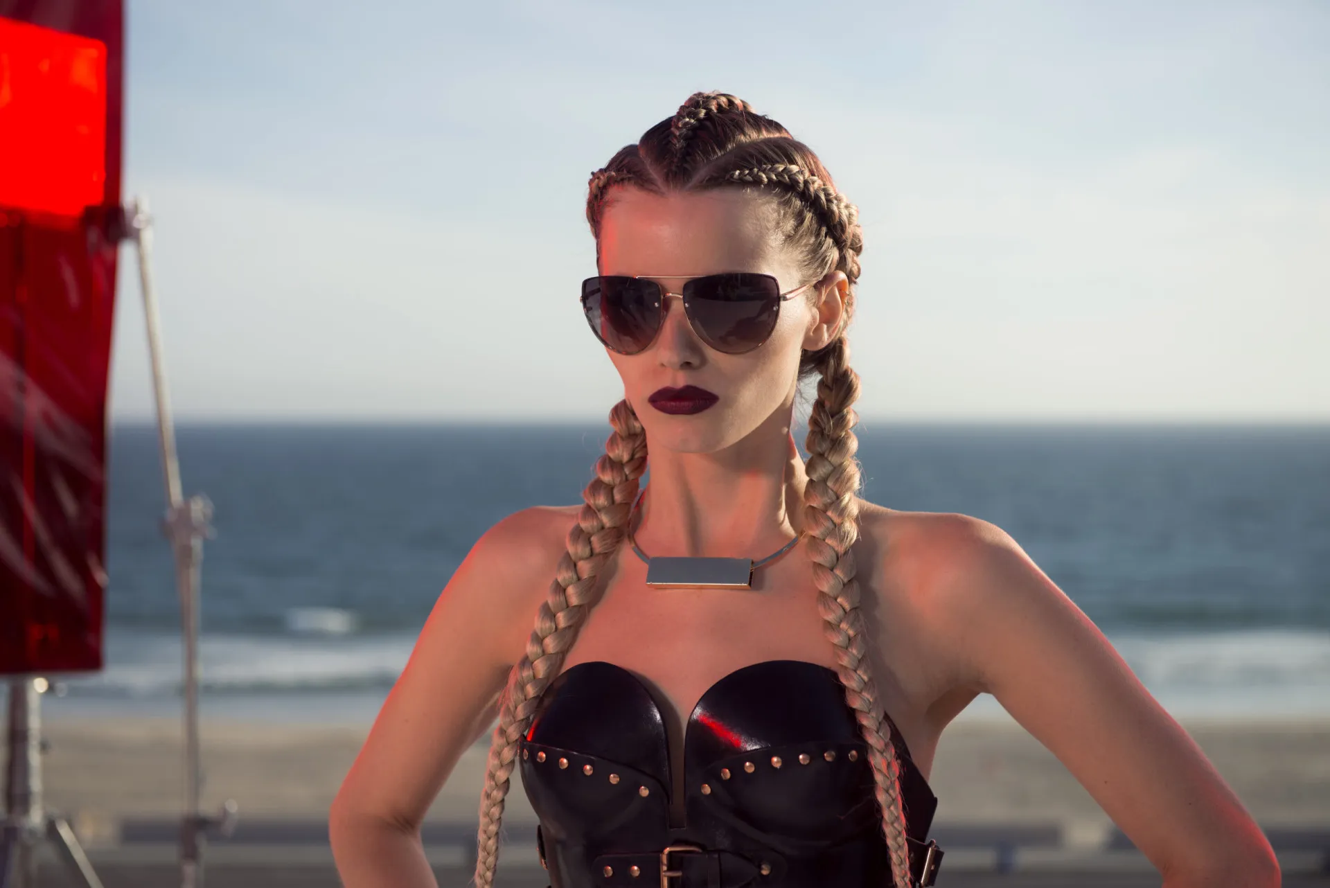 Elle Fanning como uma modelo em 'Demônio de Neon', em uma cena visualmente estilizada e sinistra.