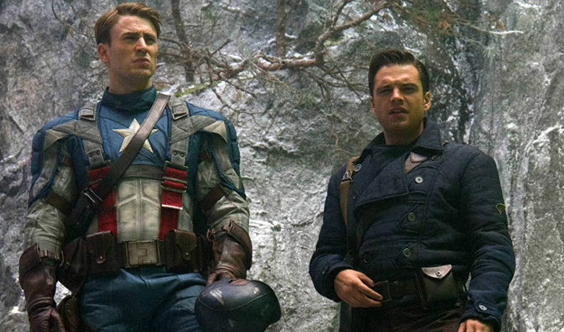 Chris Evans como Capitão América em seu traje clássico, em uma cena do filme de origem do herói.