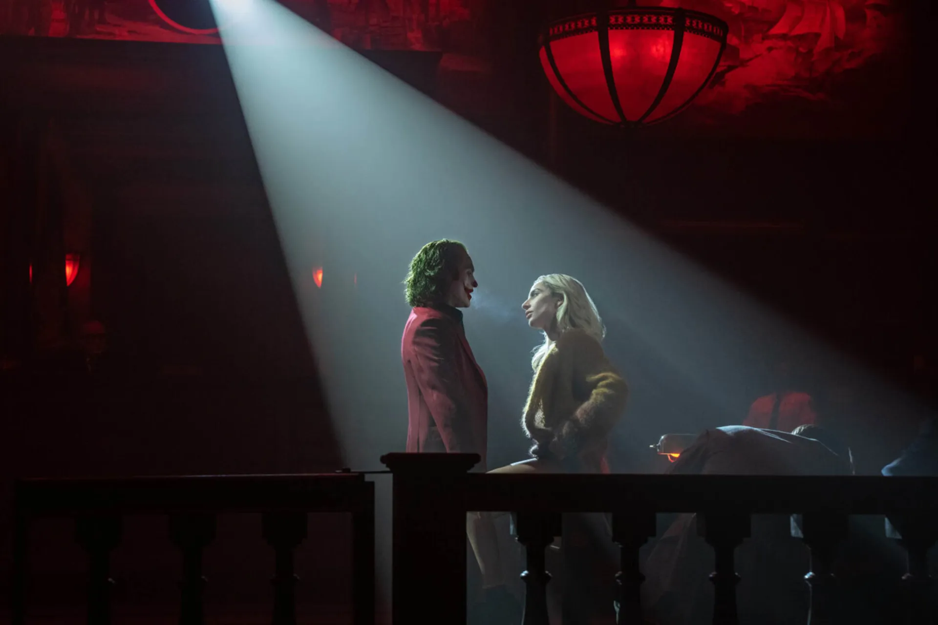 Lady Gaga como Arlequina e Joaquin Phoenix como Coringa, em uma cena do musical 'Delírio a Dois'.