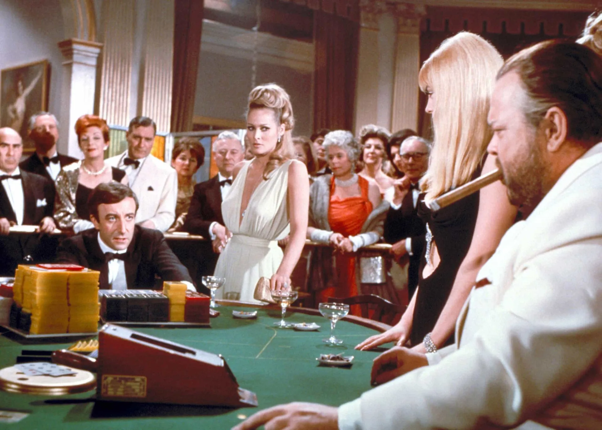Cena caótica com vários personagens do filme de comédia 'Cassino Royale' de 1967.