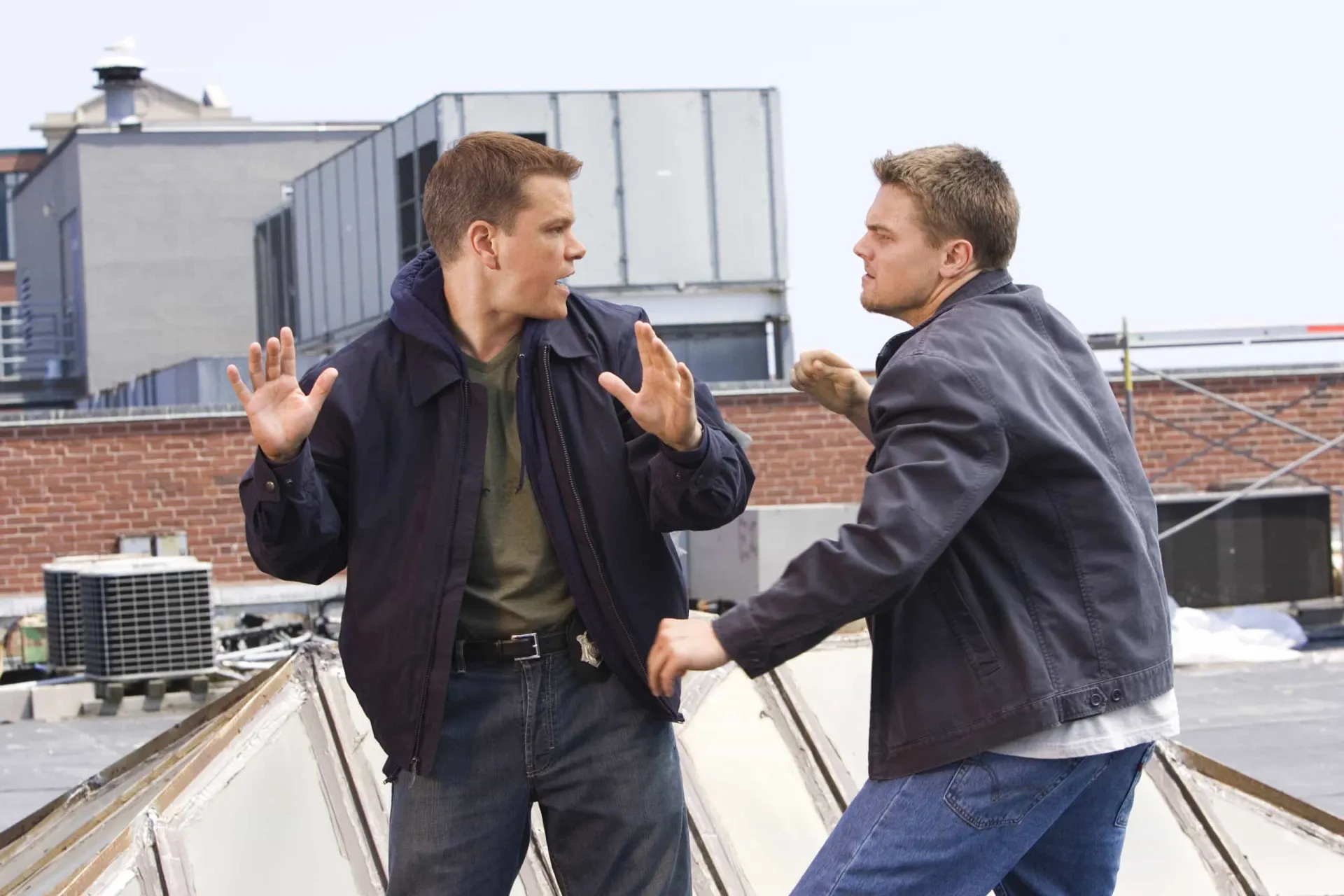 Leonardo DiCaprio e Matt Damon se encaram na capa do filme 'Os Infiltrados'.