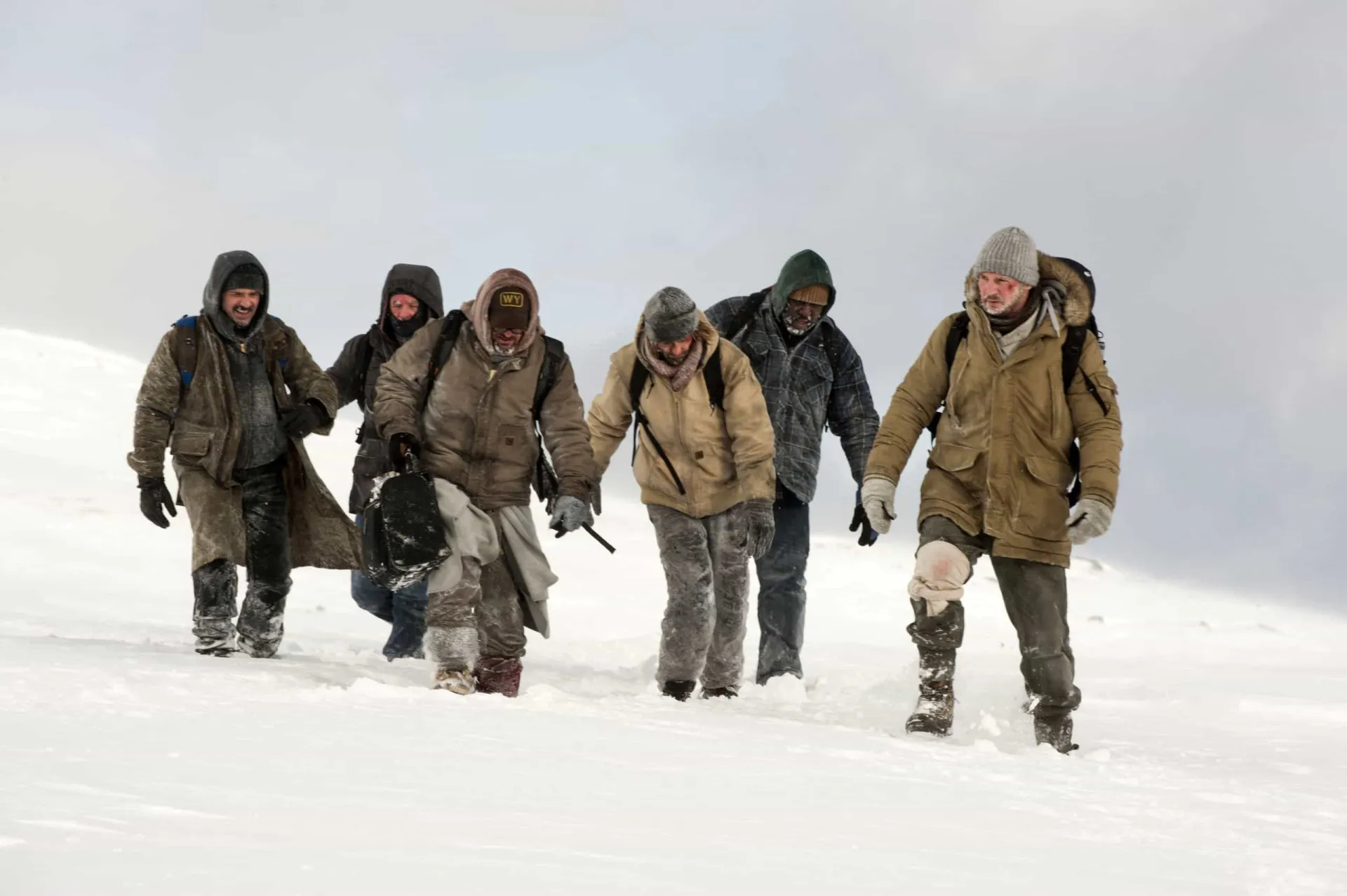 Liam Neeson se preparando para lutar contra um lobo em 'A Perseguição'.