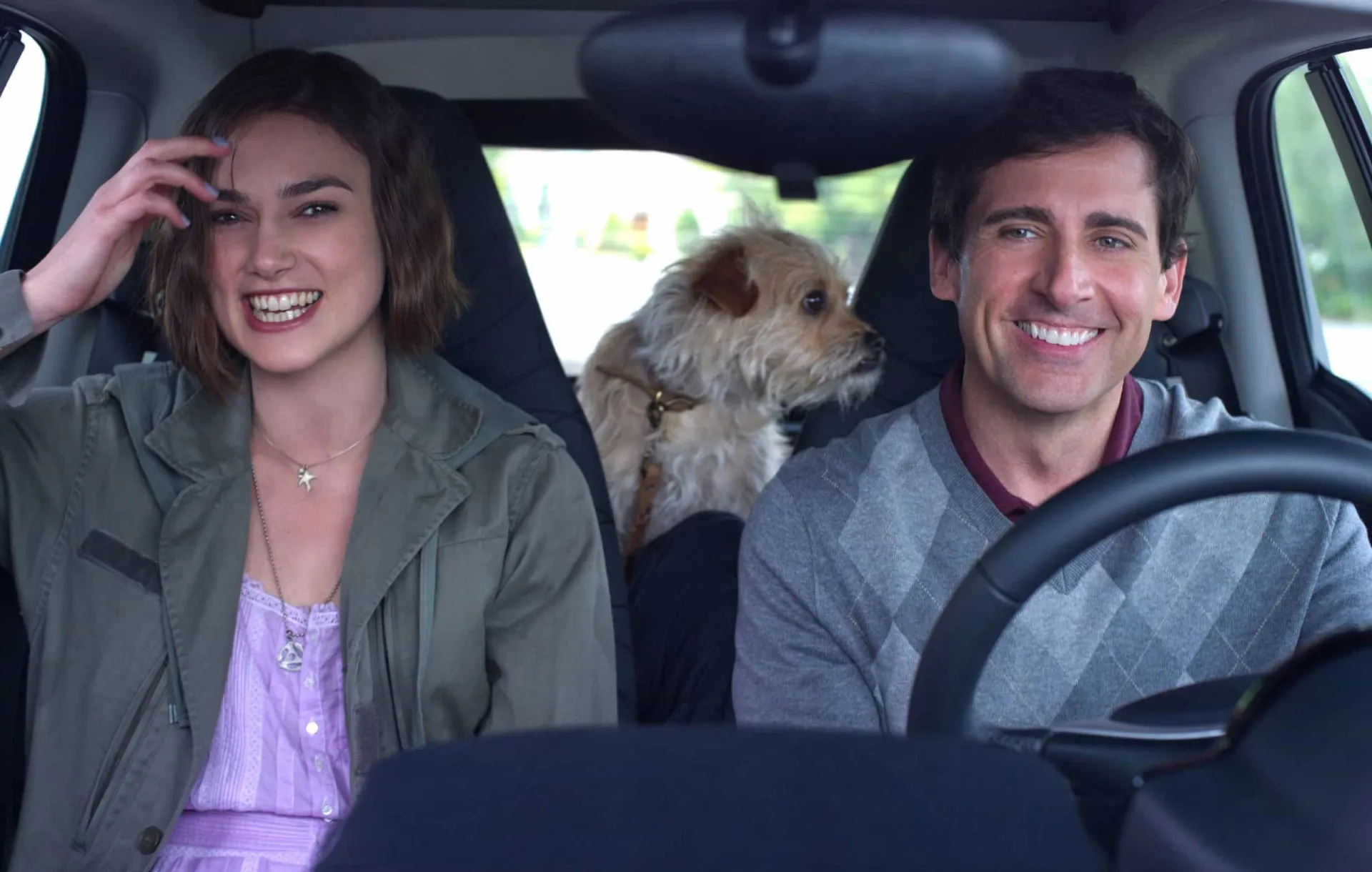 Steve Carell e Keira Knightley deitados juntos no filme 'Procura-se um Amigo para o Fim do Mundo'.