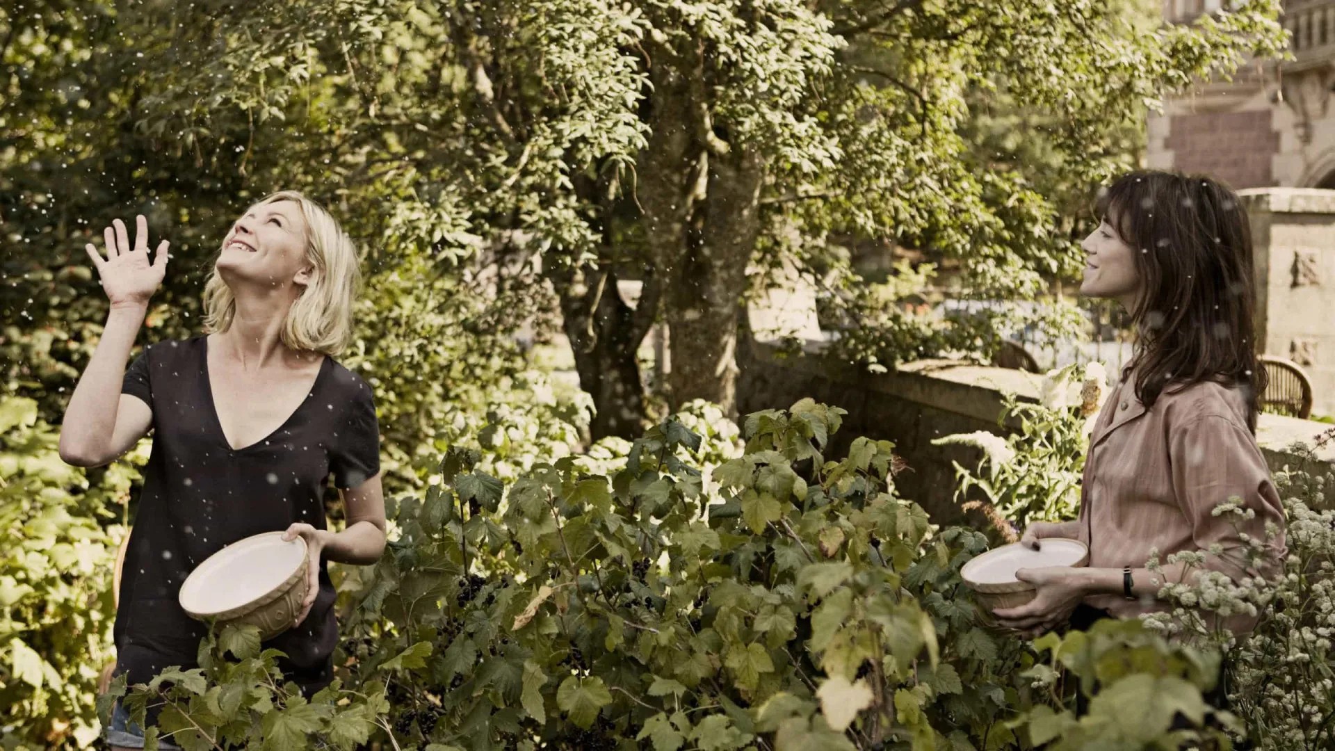 Kirsten Dunst no filme 'Melancolia', olhando para o céu enquanto um planeta se aproxima da Terra.