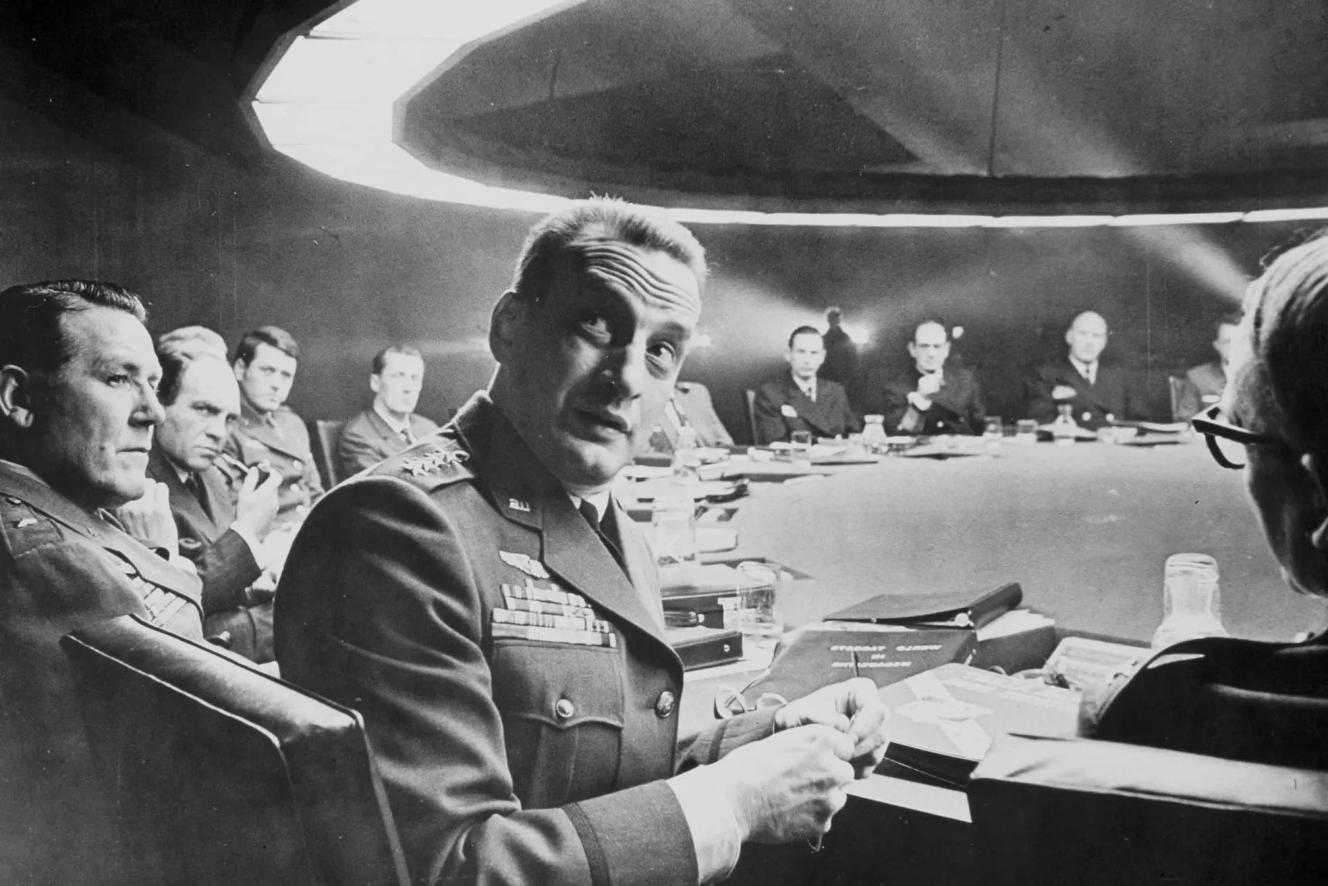 Cena do filme 'Dr. Fantástico' com um personagem montado em uma bomba nuclear.