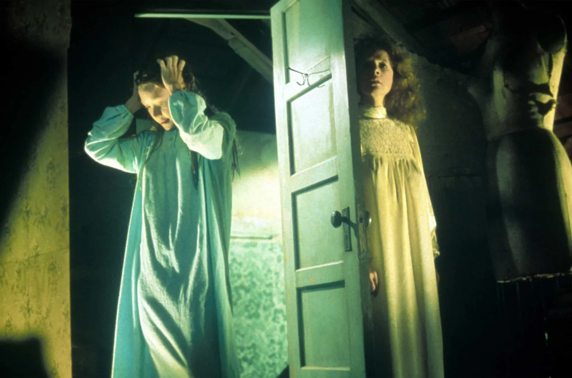 Sissy Spacek como Carrie, coberta de sangue no baile de formatura.