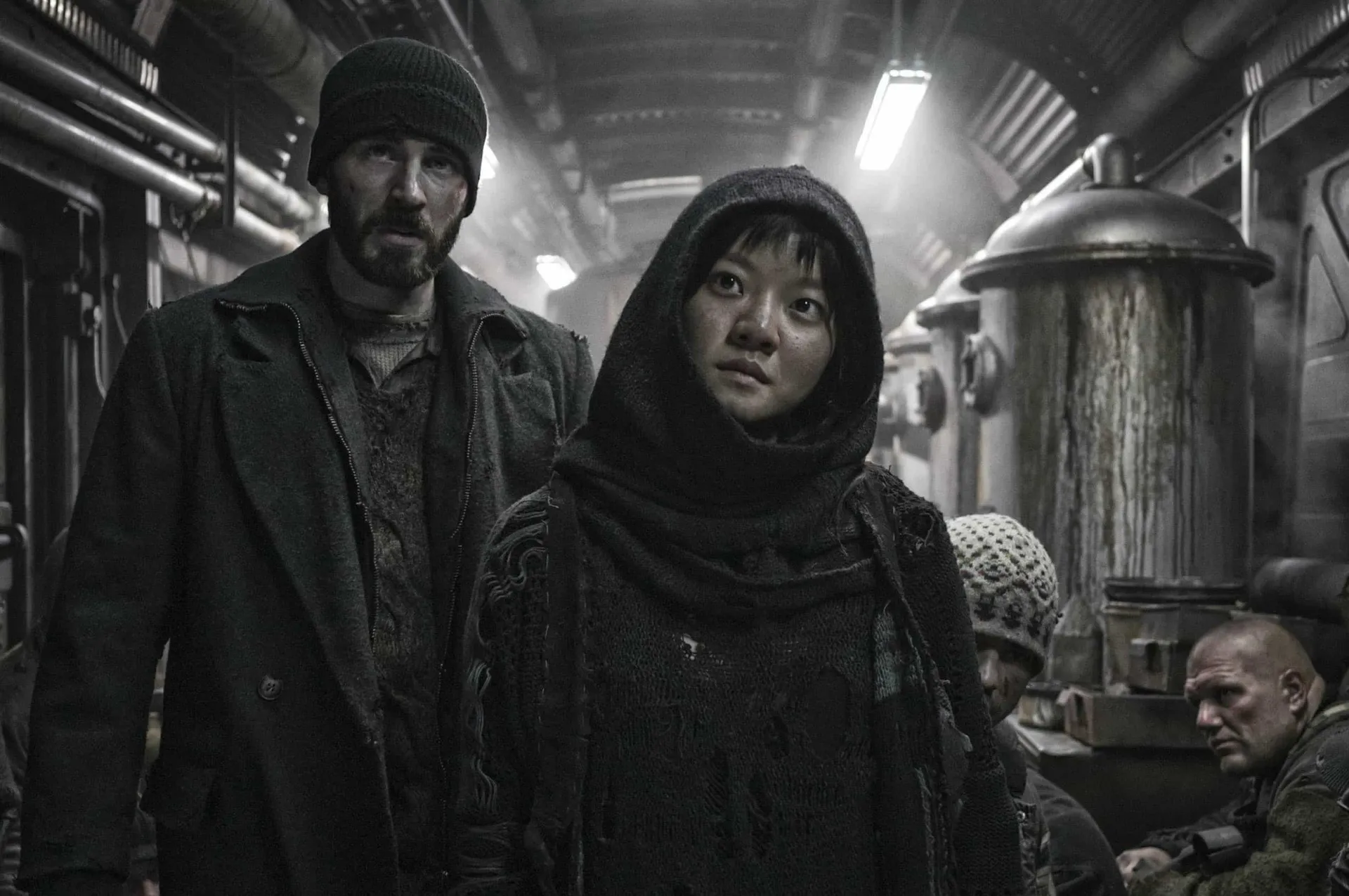 Chris Evans liderando uma rebelião em um corredor de trem no filme 'Expresso do Amanhã'.