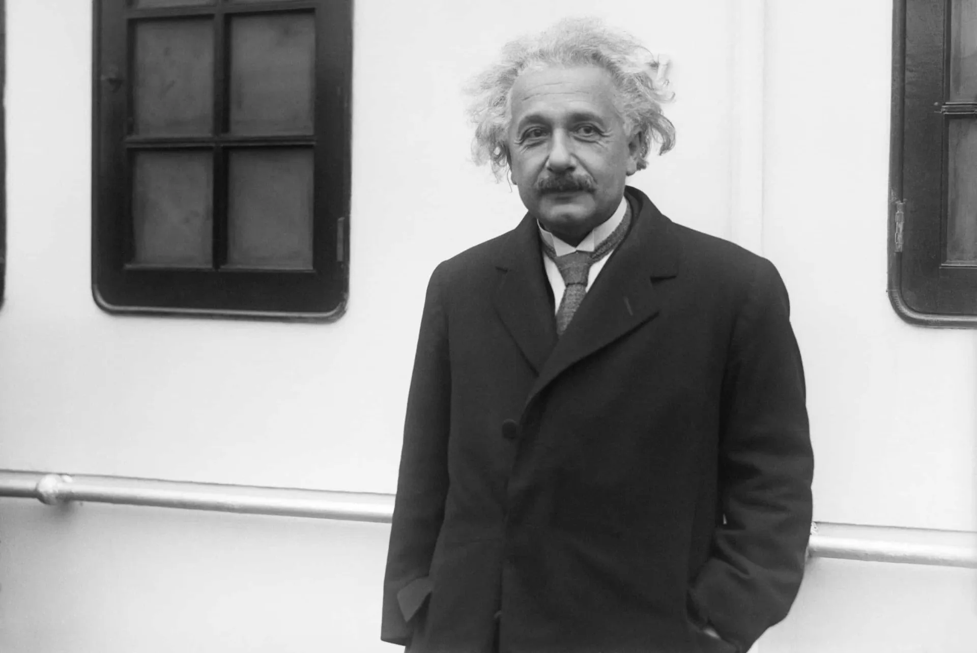 Albert Einstein, o físico icônico, com seu característico cabelo despenteado.