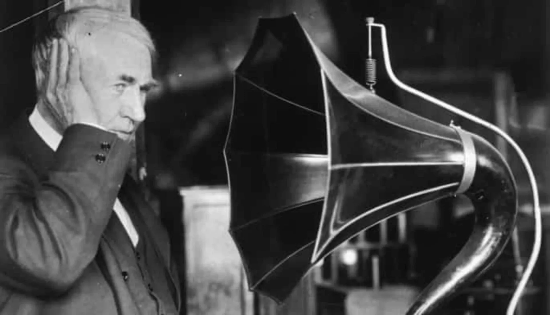 Thomas Edison posando ao lado de um de seus fonógrafos, uma de suas invenções mais famosas.